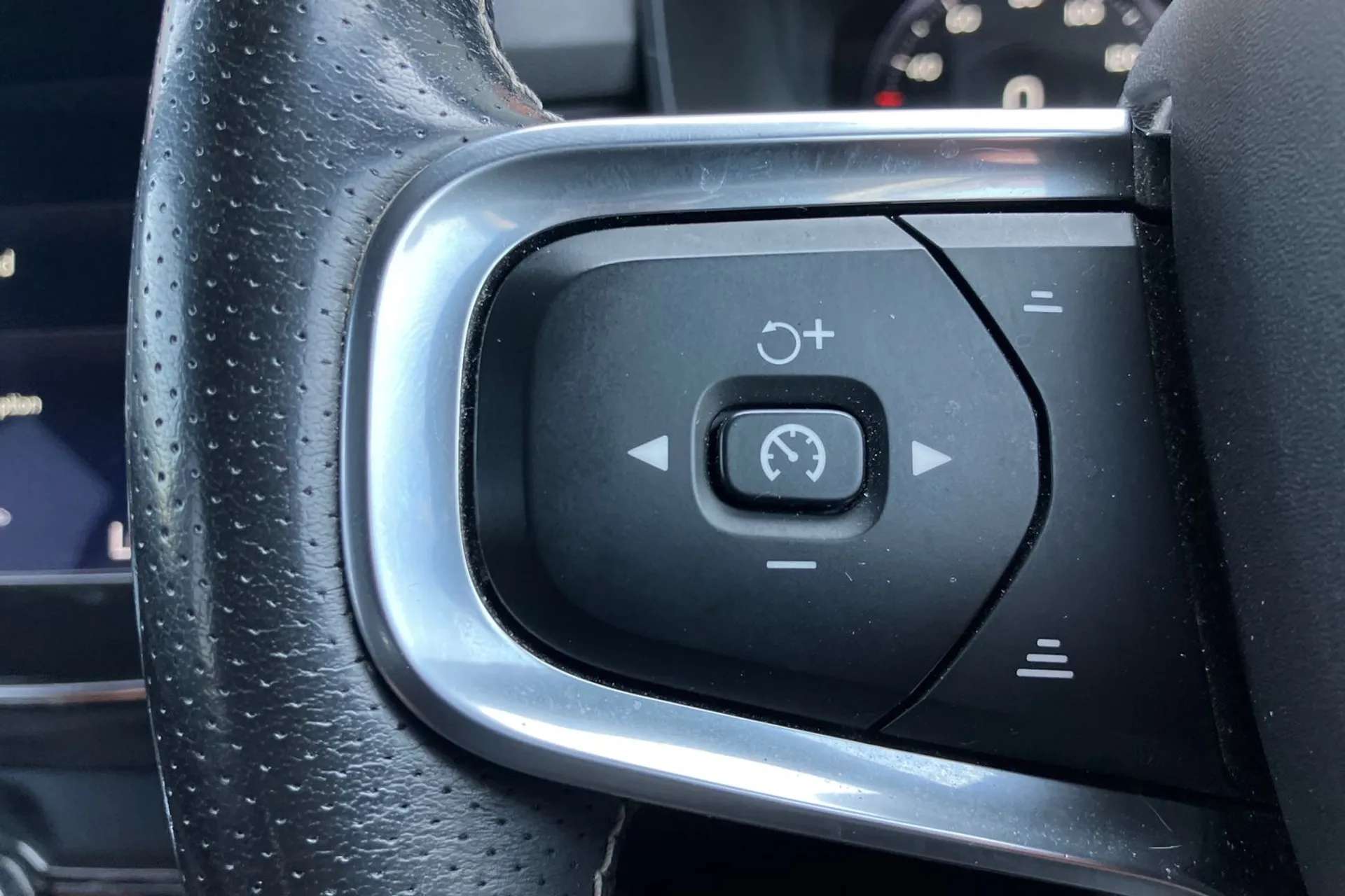 2020 VOLVO XC40 2020 VOLVO XC40