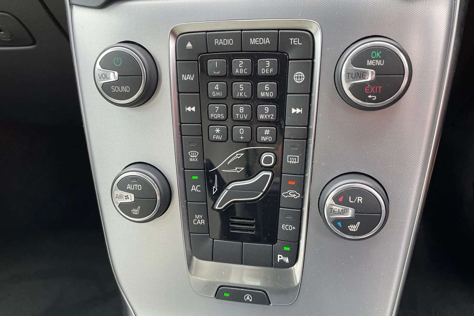 2019 VOLVO V40 2019 VOLVO V40