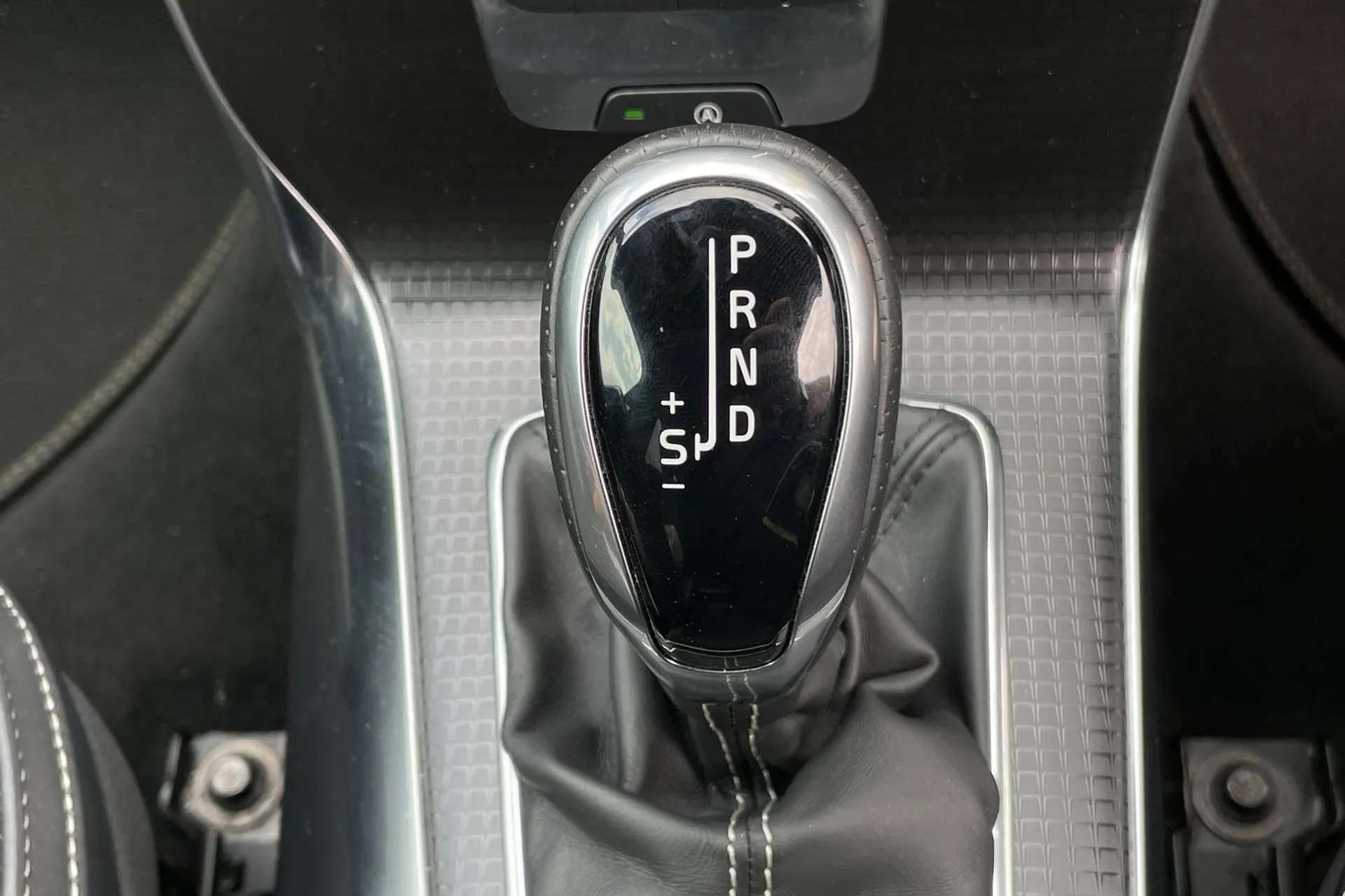 2017 VOLVO V40 2017 VOLVO V40