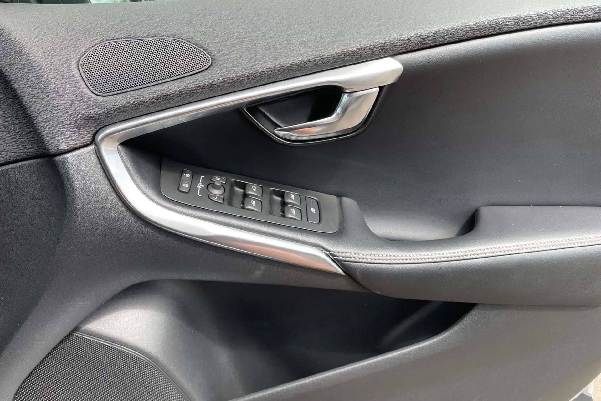 2017 VOLVO V40 2017 VOLVO V40