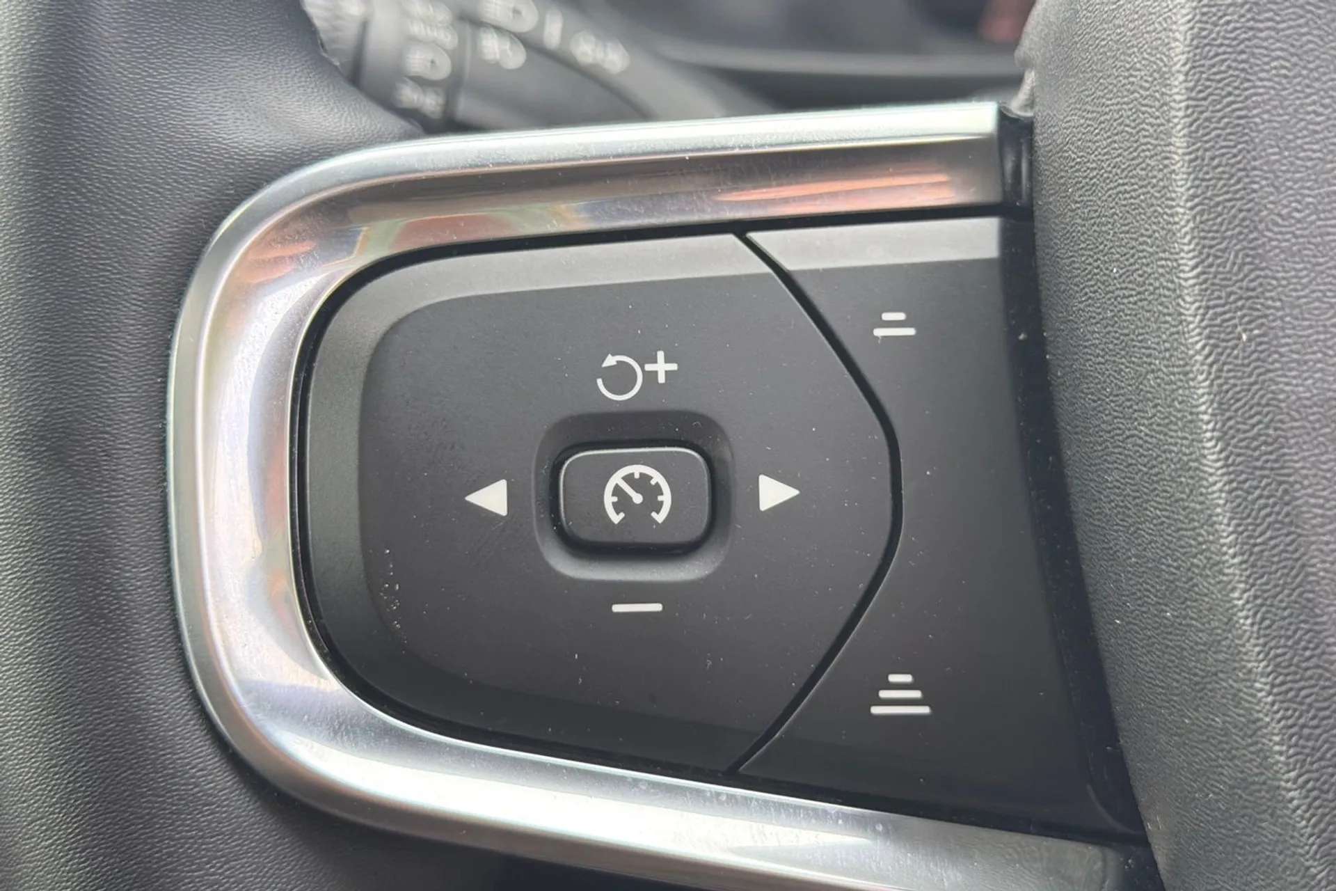 2023 VOLVO C40 2023 VOLVO C40