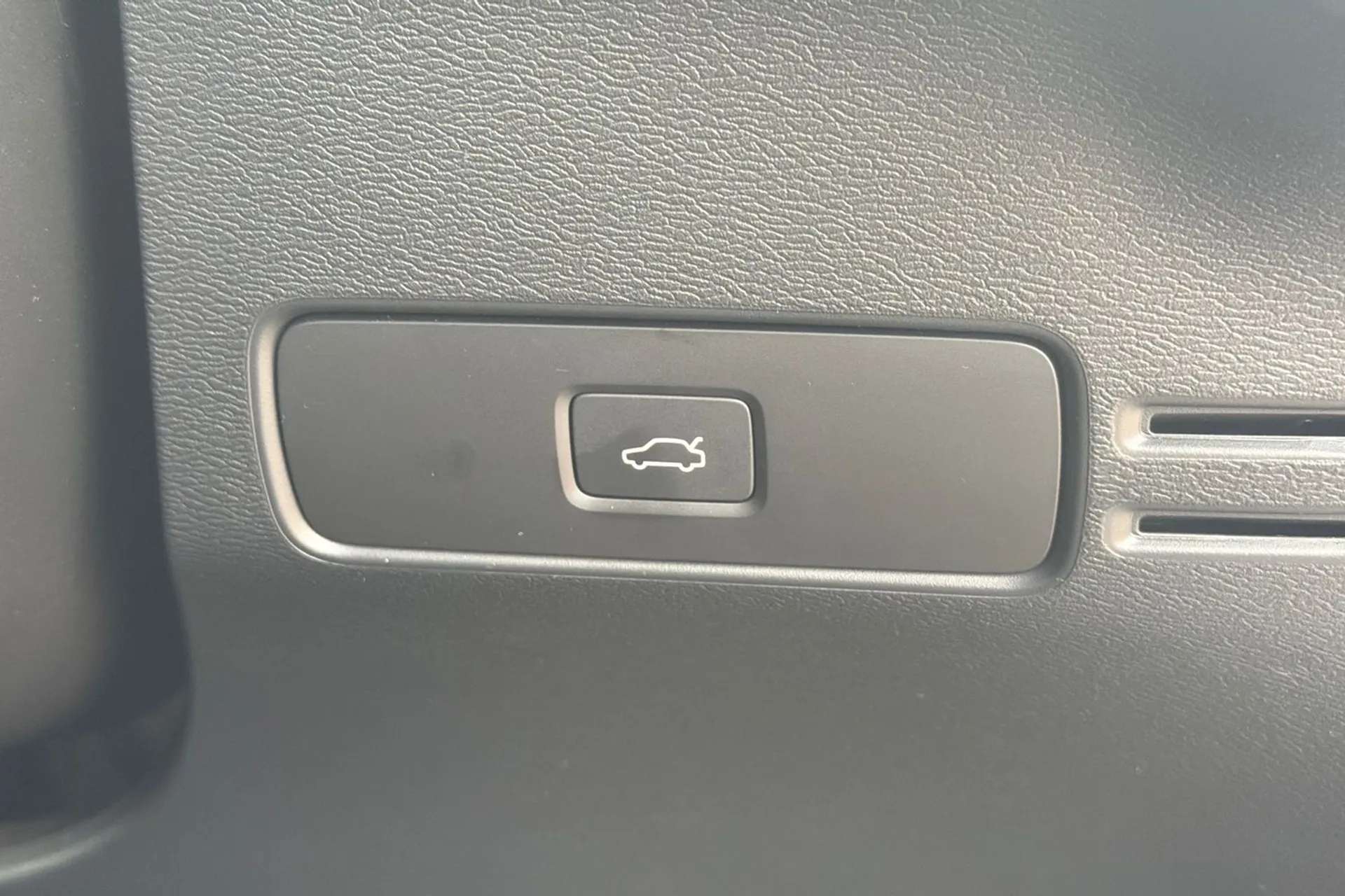2023 VOLVO C40 2023 VOLVO C40
