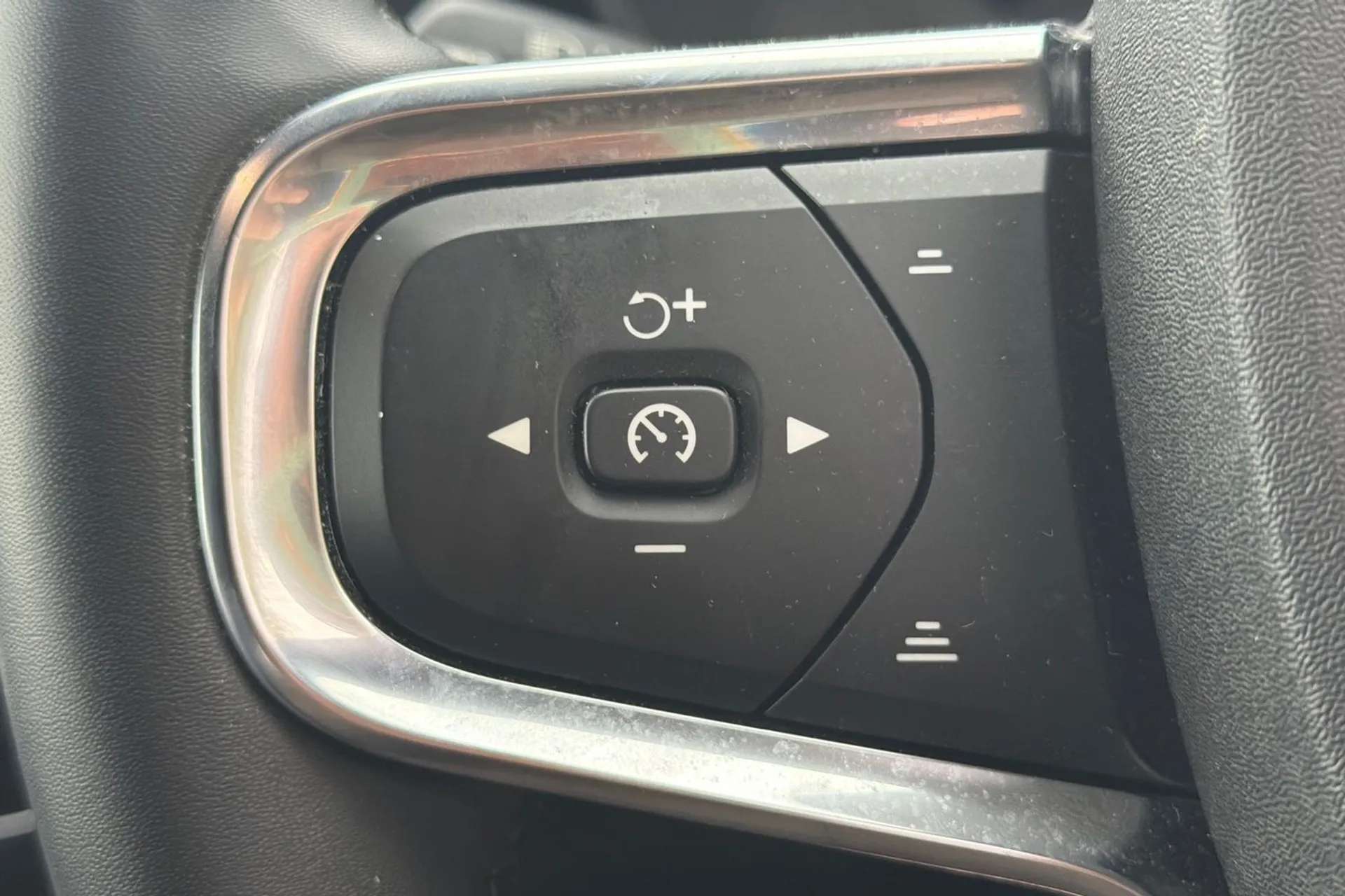 2023 VOLVO XC40 2023 VOLVO XC40