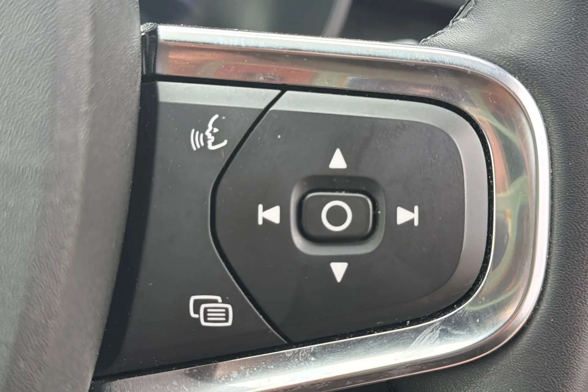2023 VOLVO XC40 2023 VOLVO XC40