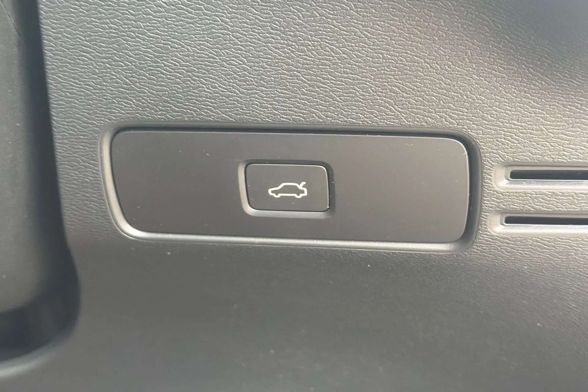 2023 VOLVO XC40 2023 VOLVO XC40