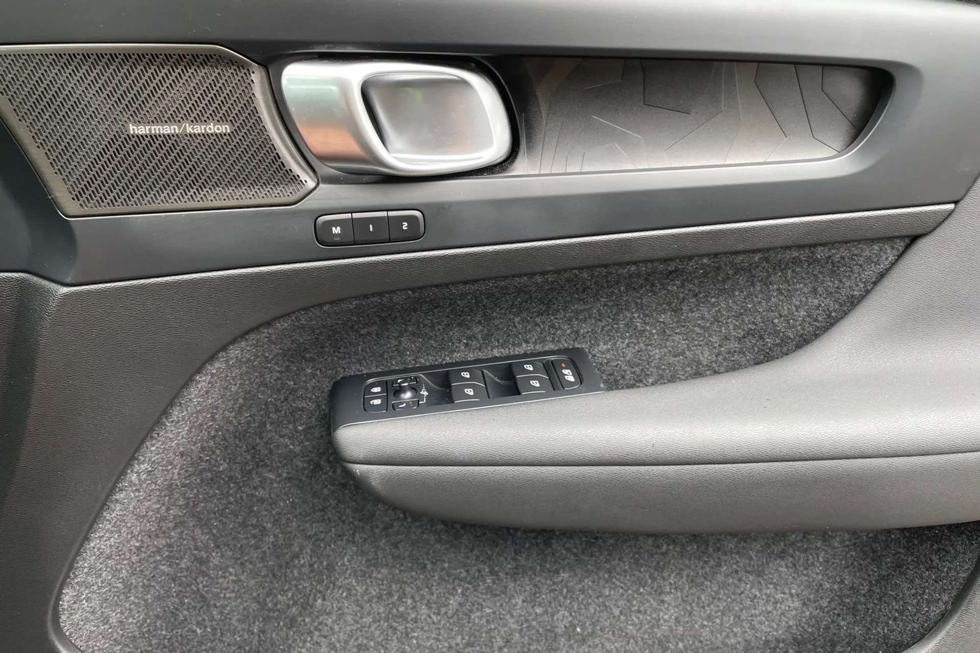 2023 VOLVO XC40 2023 VOLVO XC40