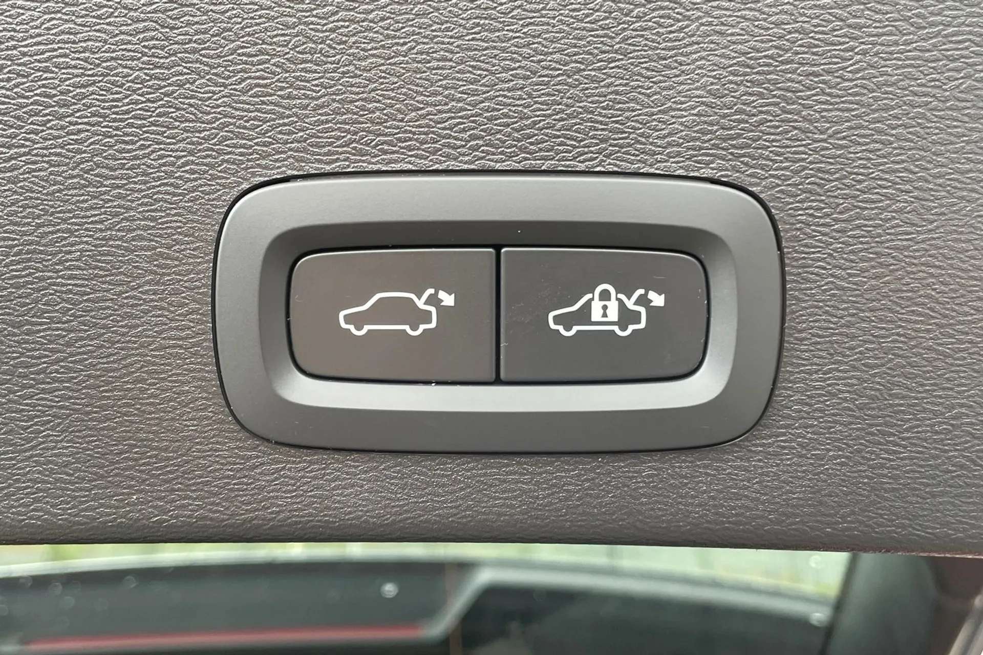 2023 VOLVO XC40 2023 VOLVO XC40