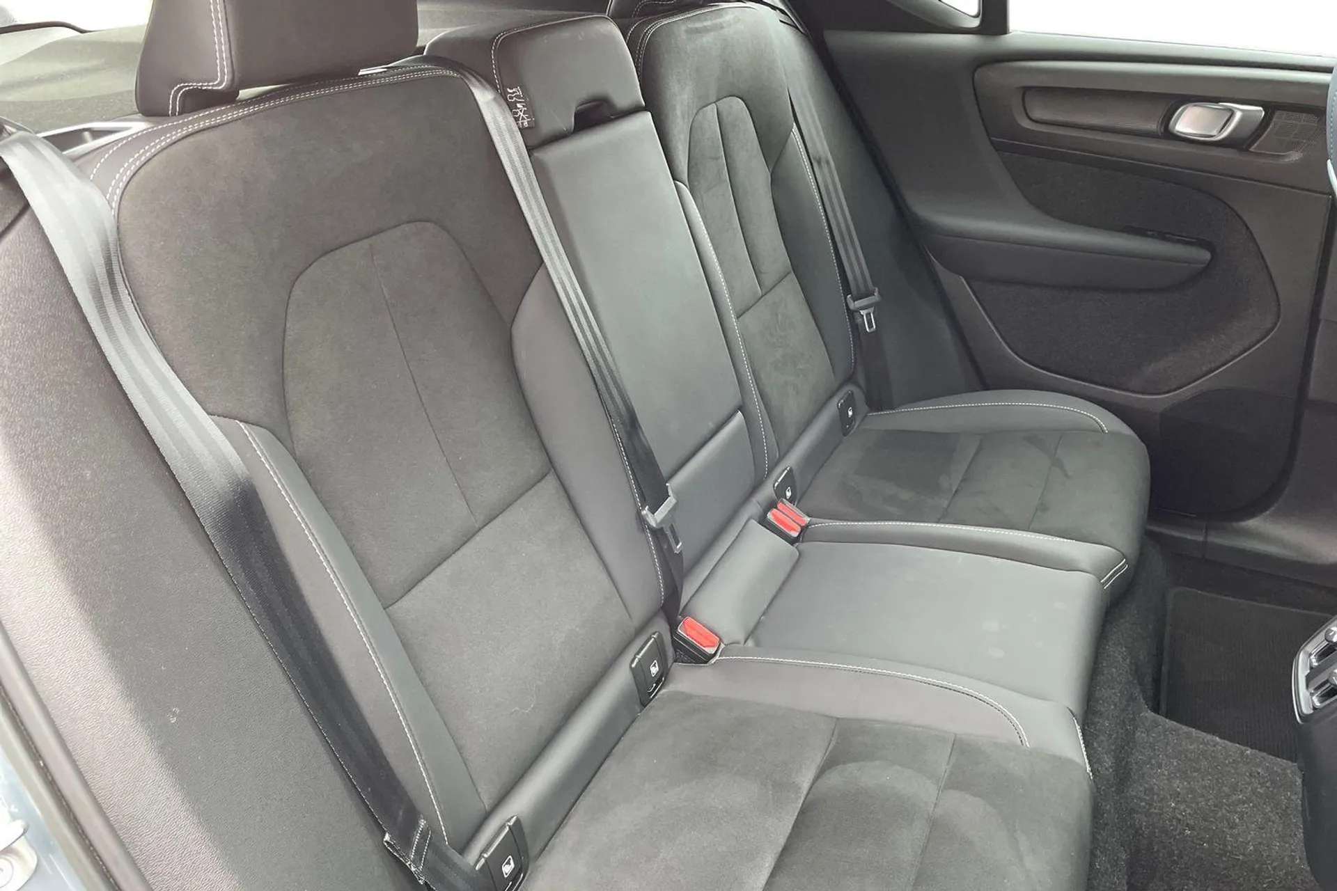 2023 VOLVO XC40 2023 VOLVO XC40