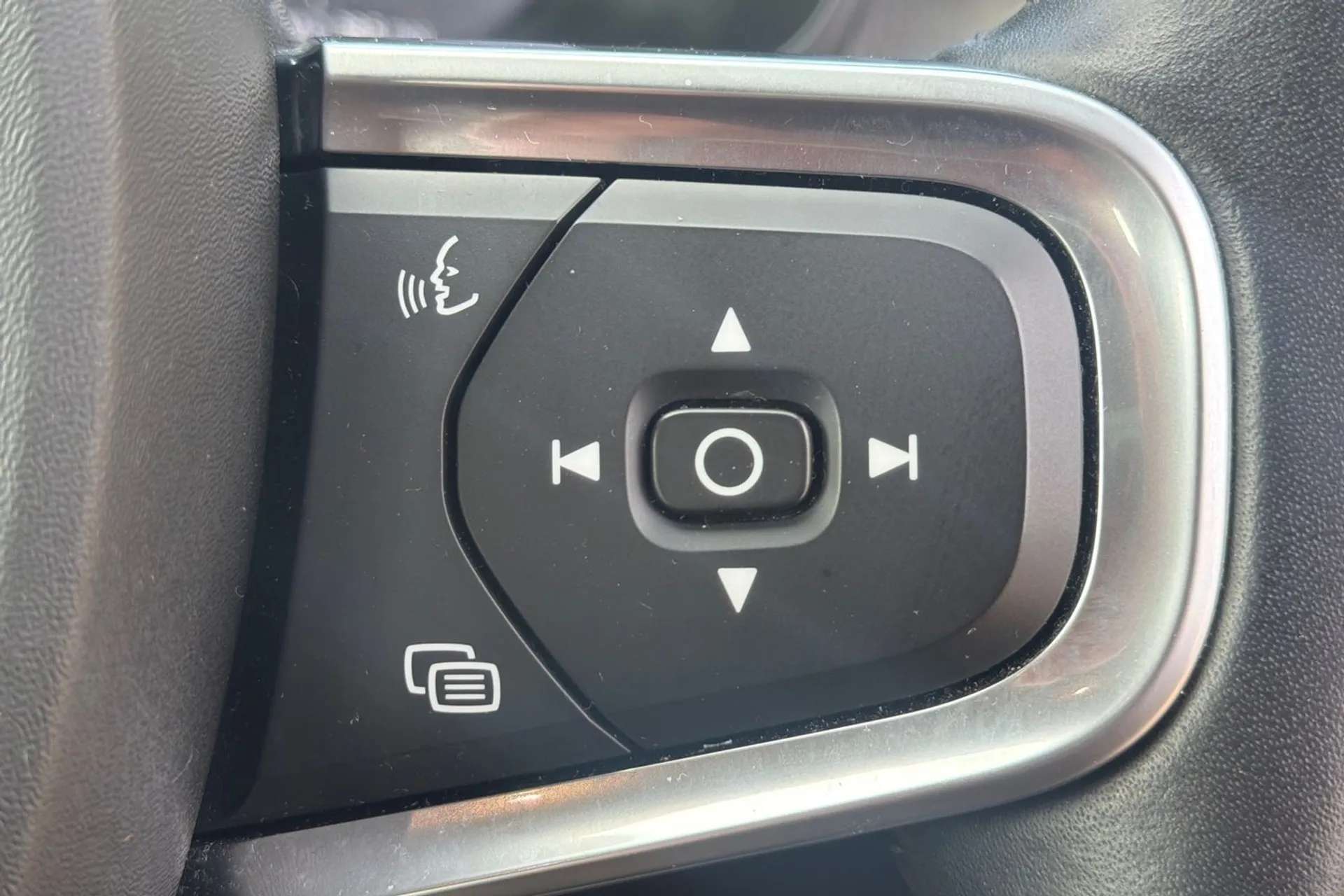 2021 VOLVO XC40 2021 VOLVO XC40