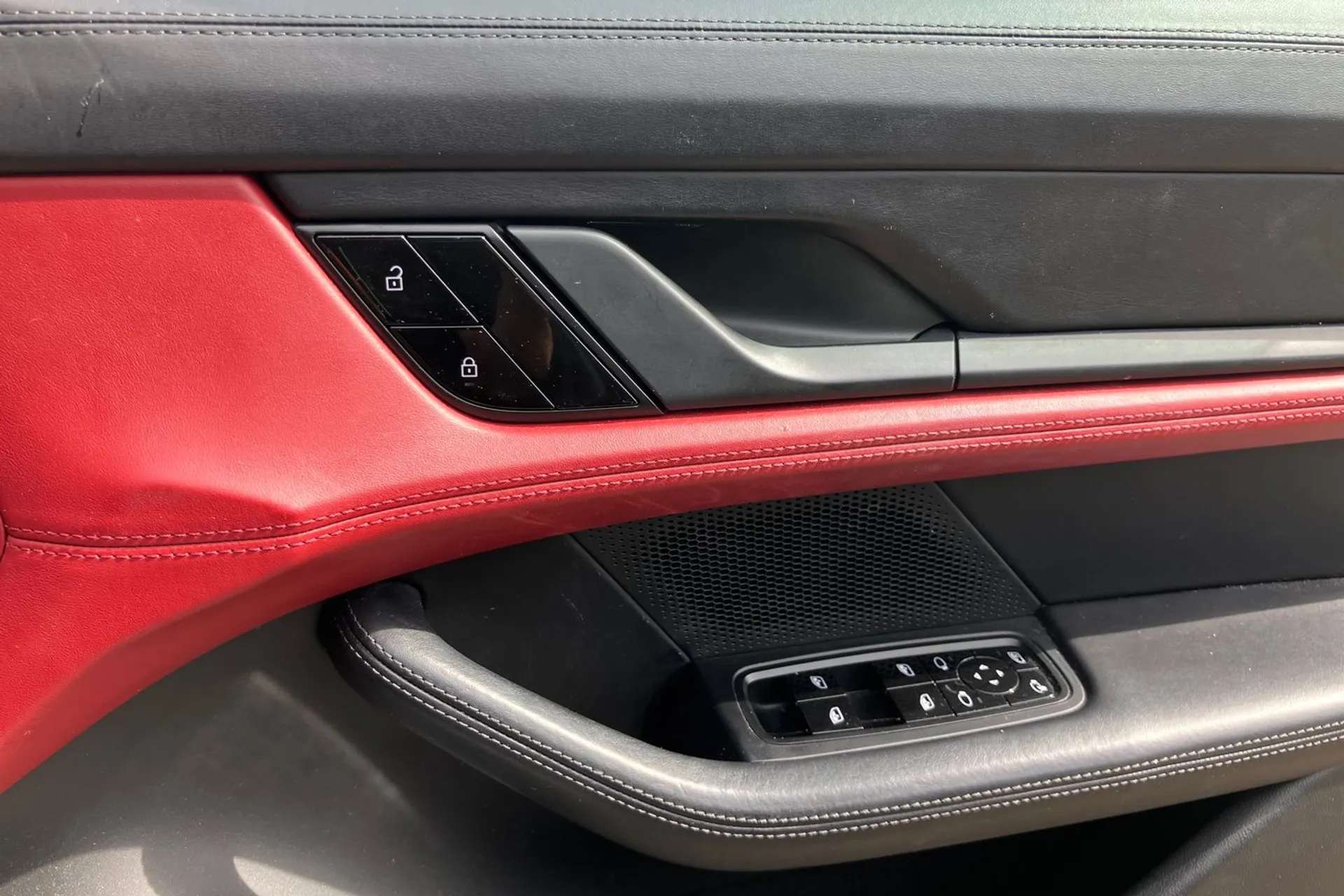 2020 PORSCHE TAYCAN 2020 PORSCHE TAYCAN