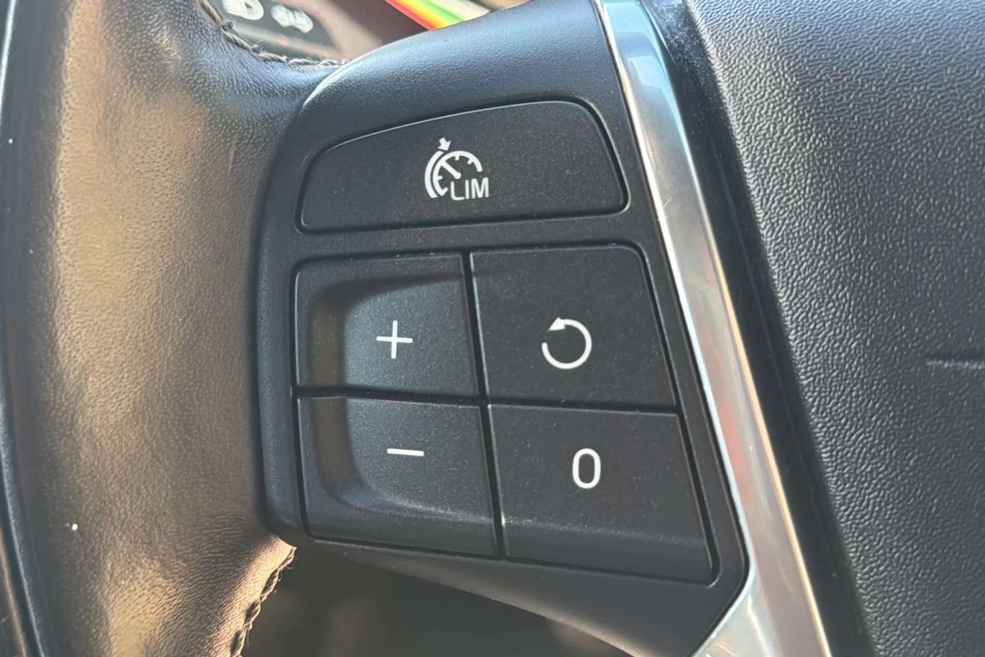 2017 VOLVO V40 2017 VOLVO V40