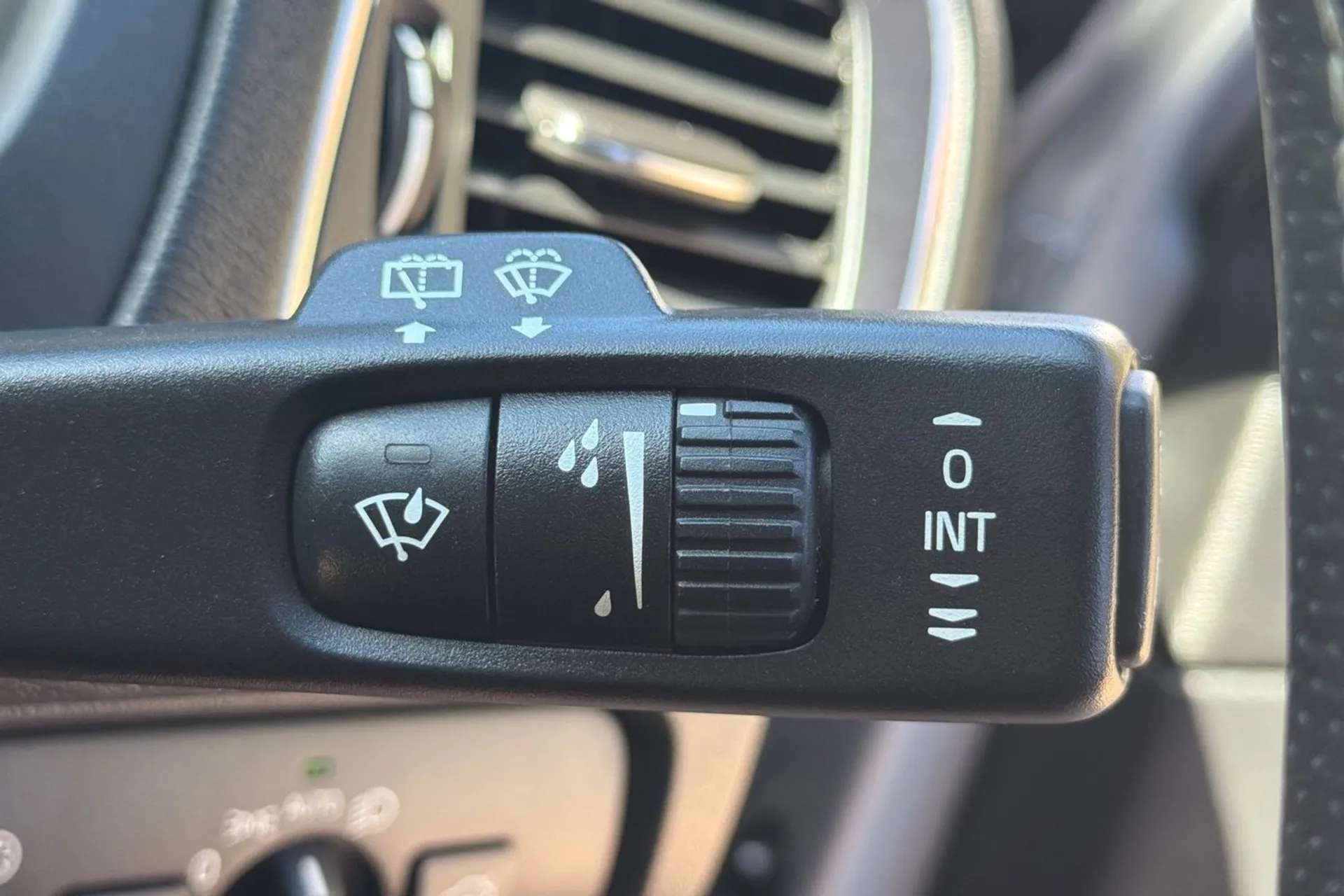 2017 VOLVO V40 2017 VOLVO V40