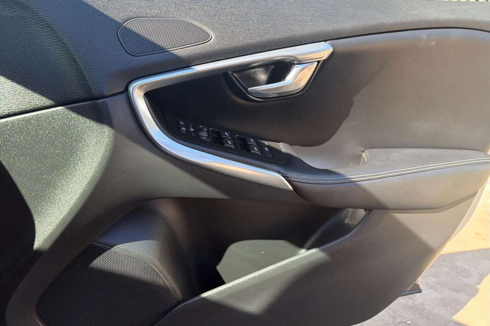 2017 VOLVO V40 2017 VOLVO V40