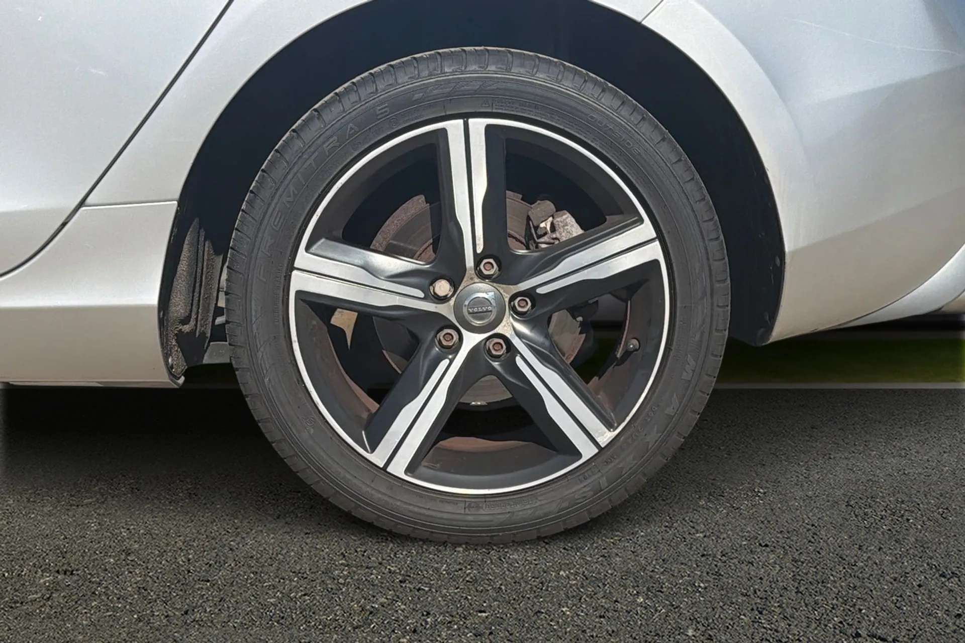 2017 VOLVO V40 2017 VOLVO V40