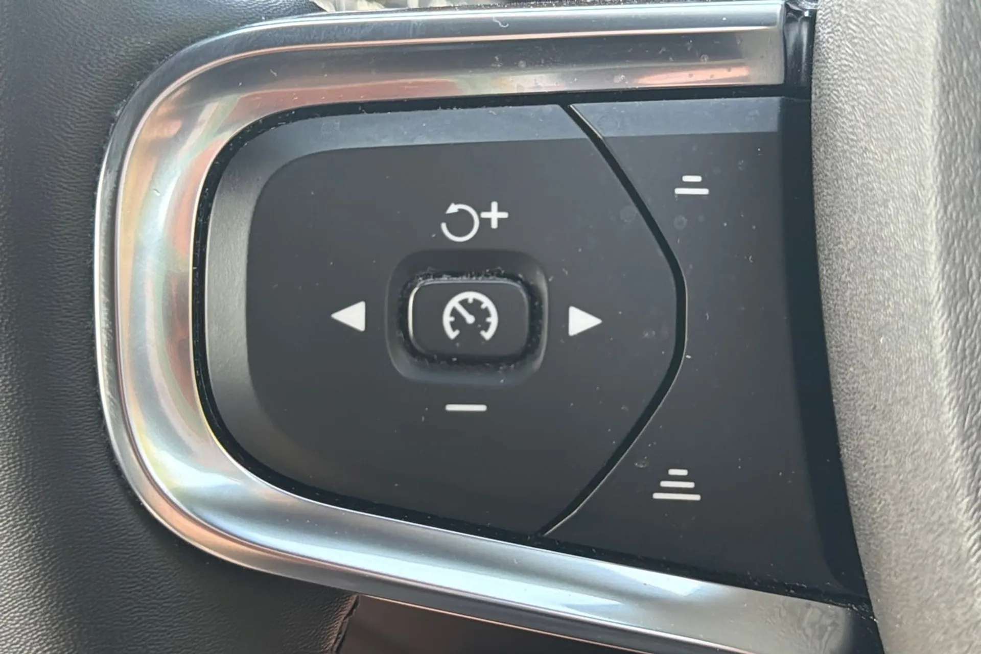 2022 VOLVO XC40 2022 VOLVO XC40