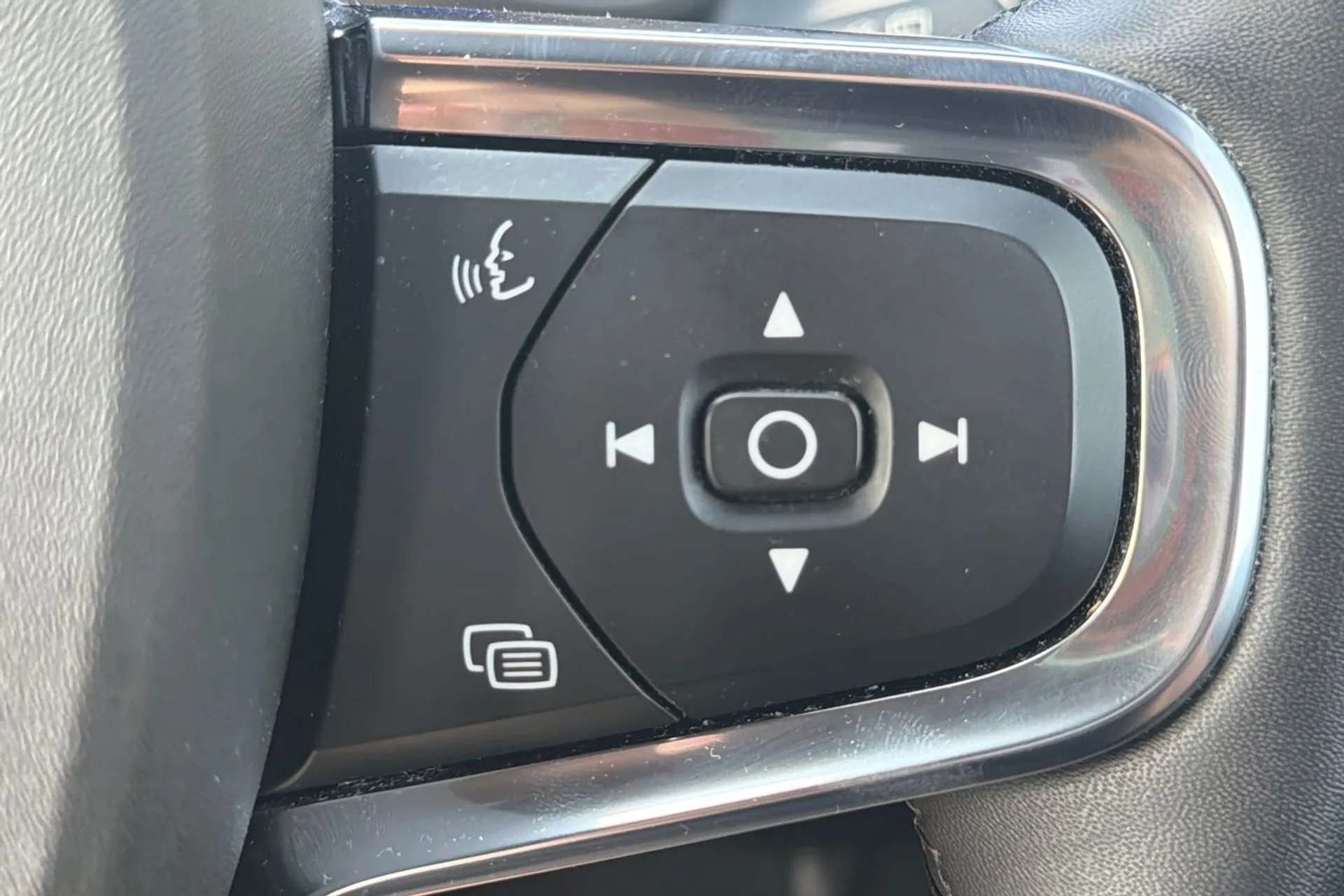 2022 VOLVO XC40 2022 VOLVO XC40