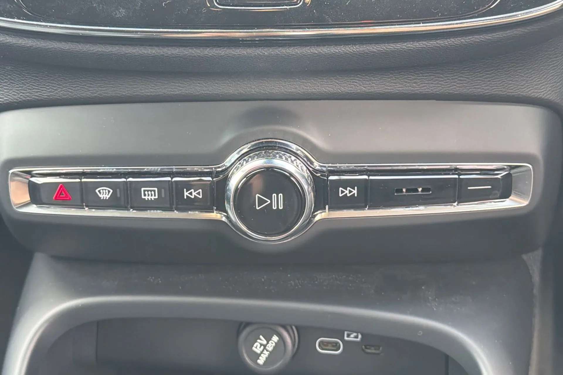 2023 VOLVO XC40 2023 VOLVO XC40