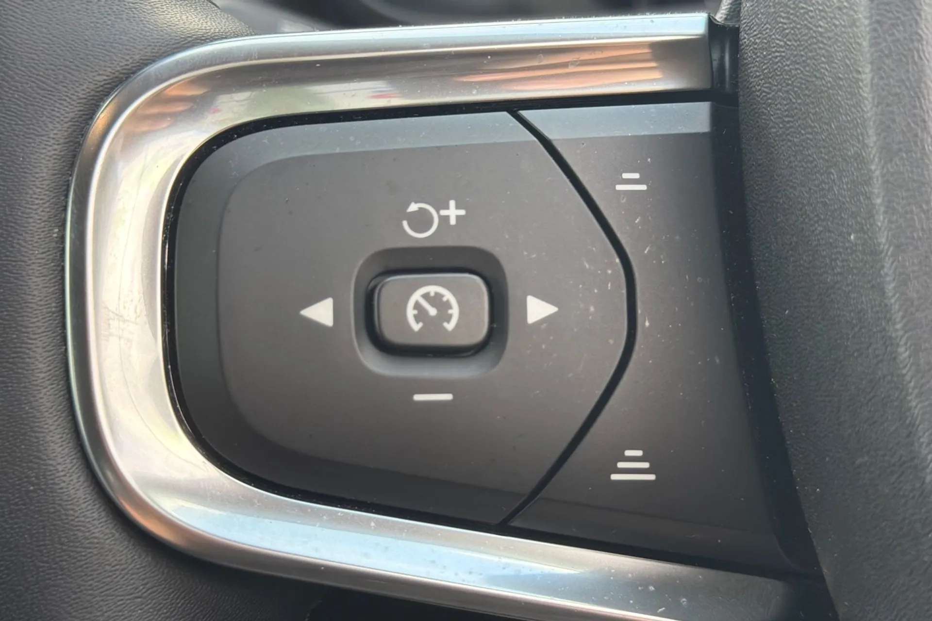 2023 VOLVO XC40 2023 VOLVO XC40