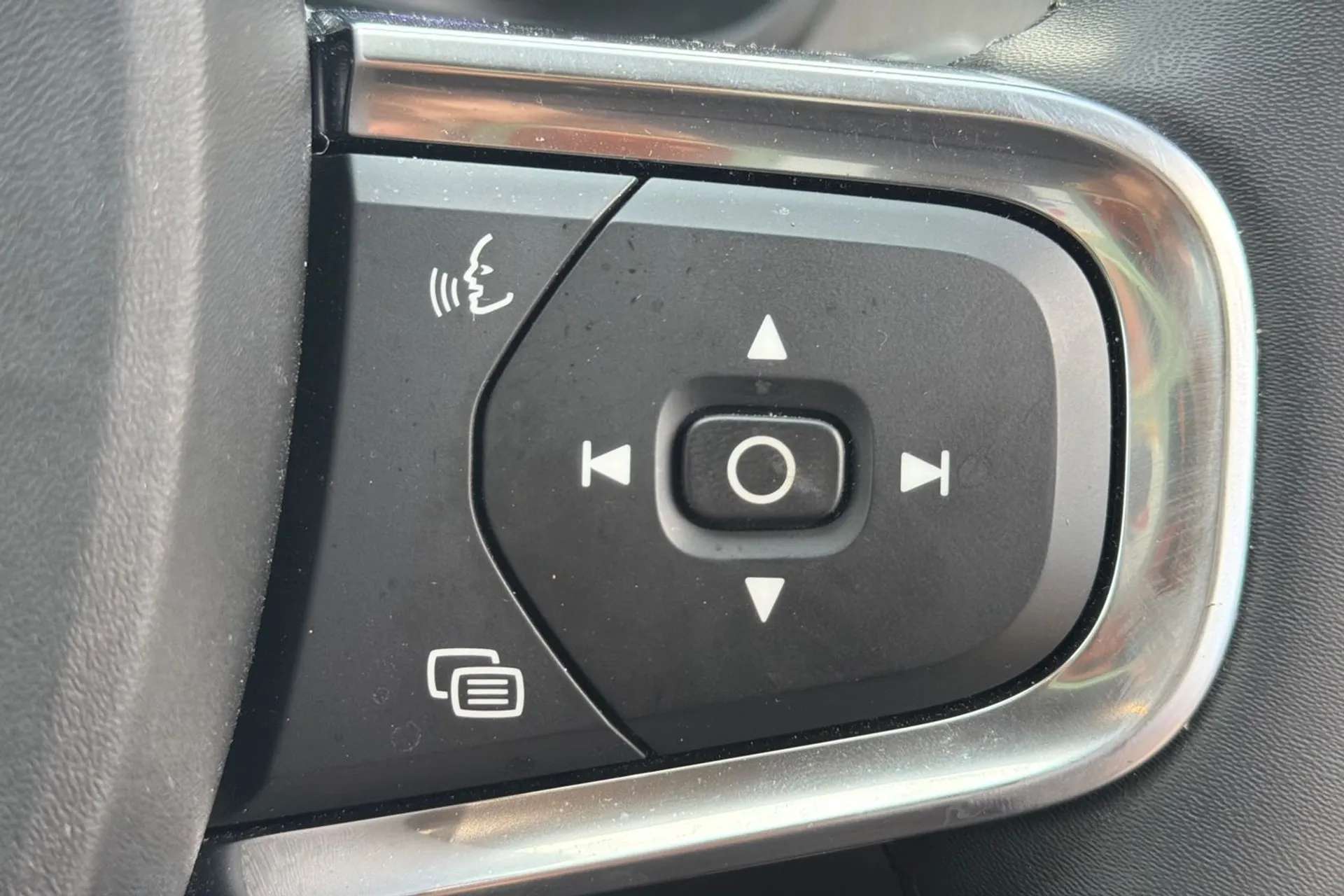 2023 VOLVO XC40 2023 VOLVO XC40