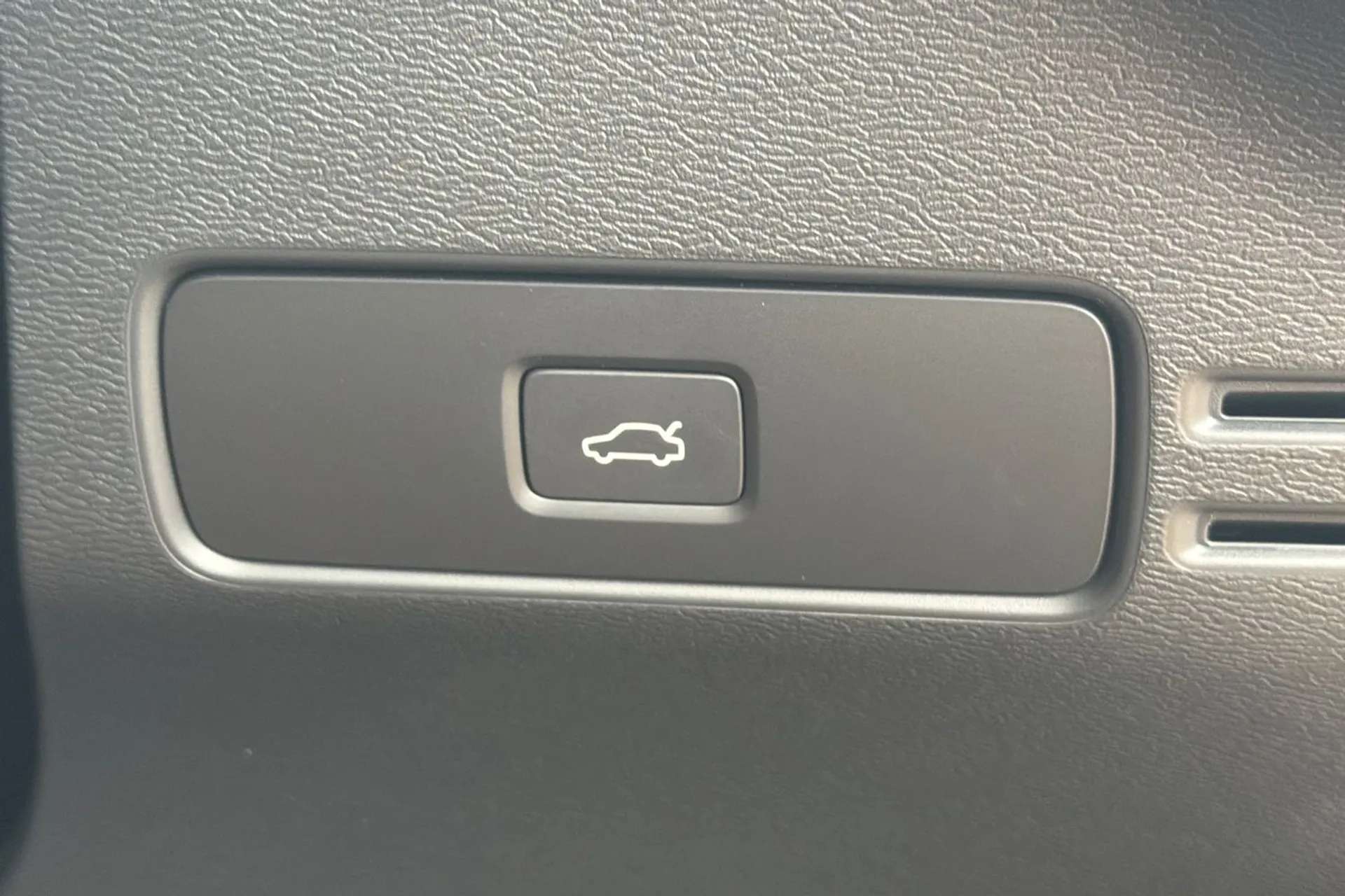 2023 VOLVO XC40 2023 VOLVO XC40