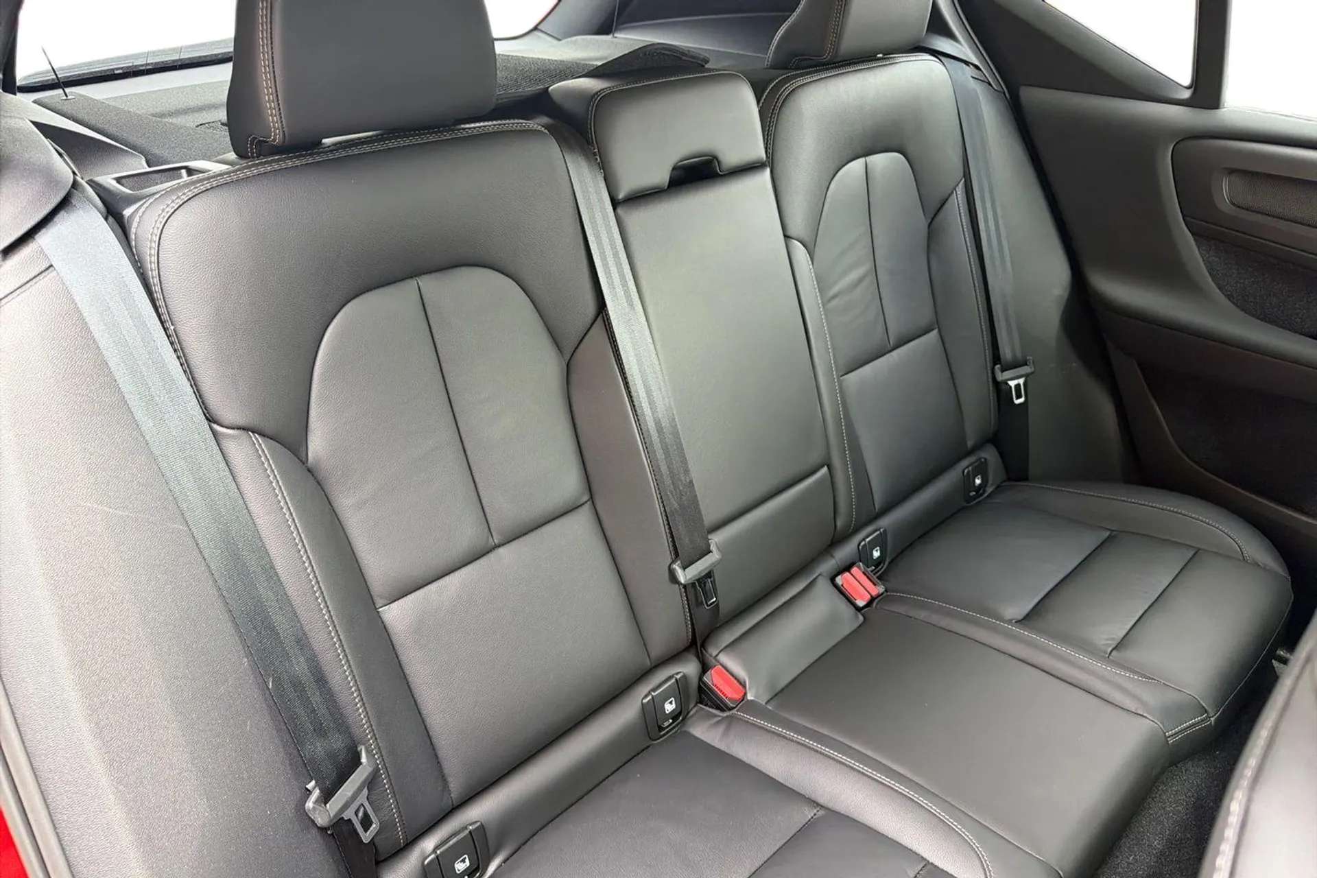 2023 VOLVO XC40 2023 VOLVO XC40