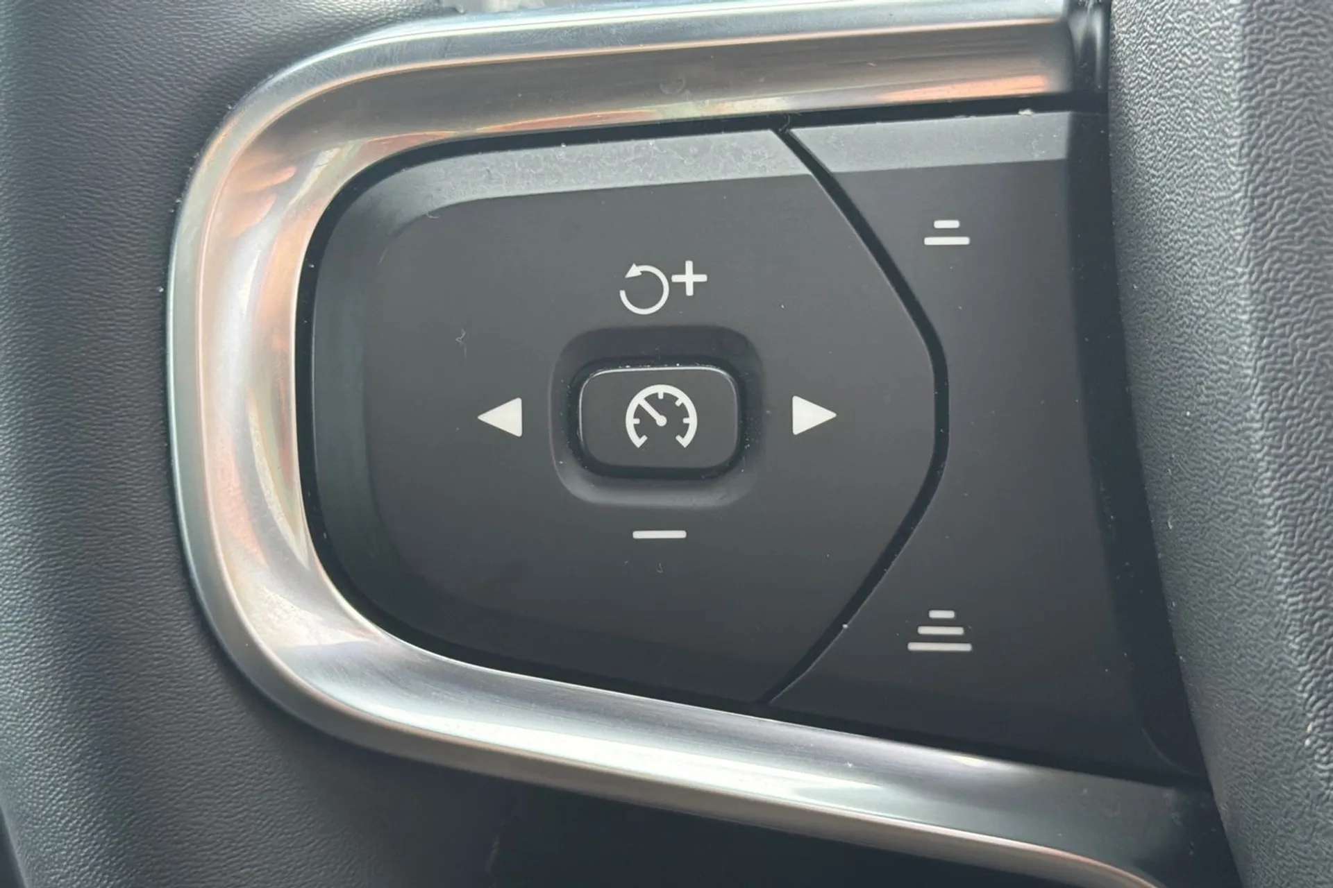2023 VOLVO C40 2023 VOLVO C40