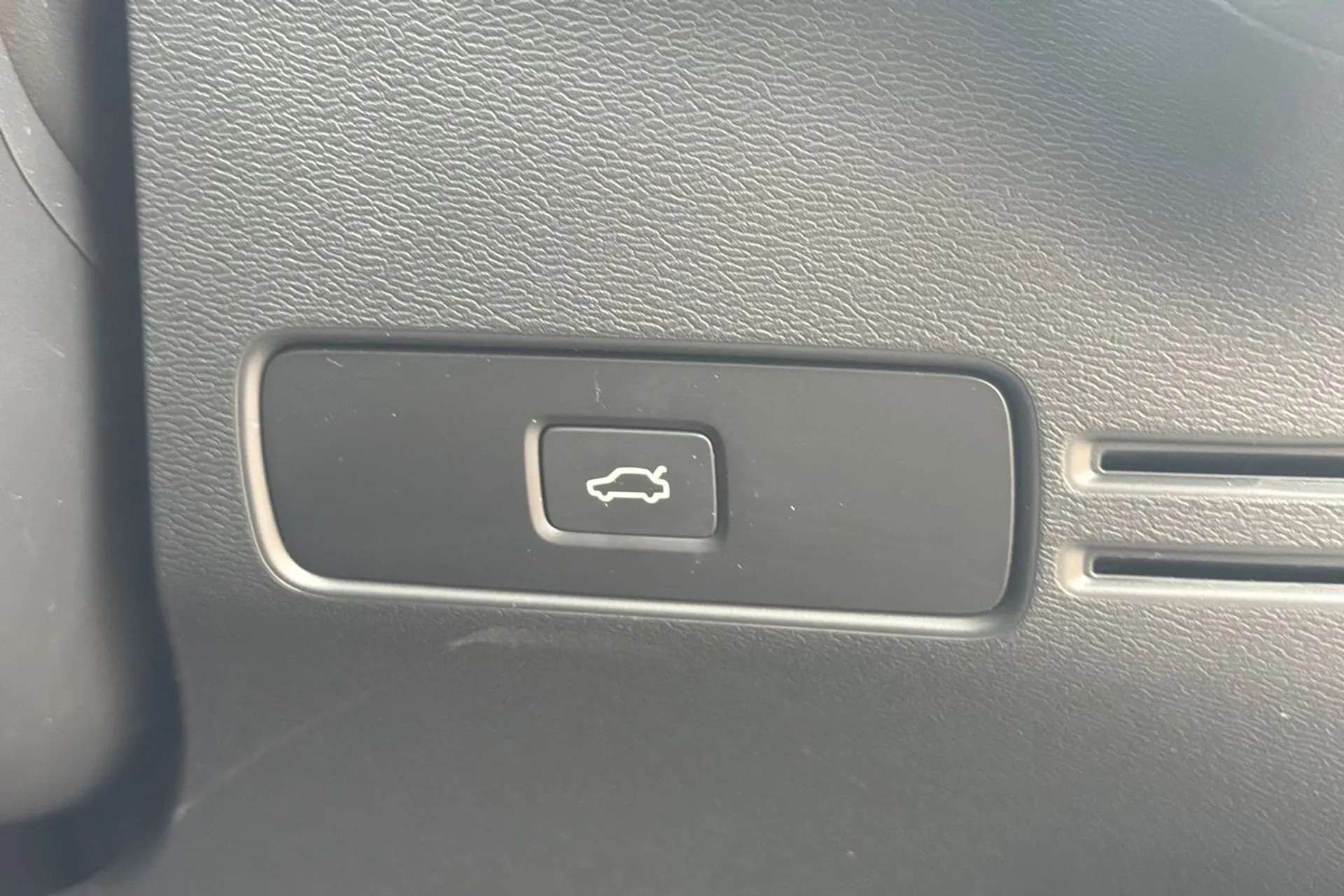 2023 VOLVO C40 2023 VOLVO C40