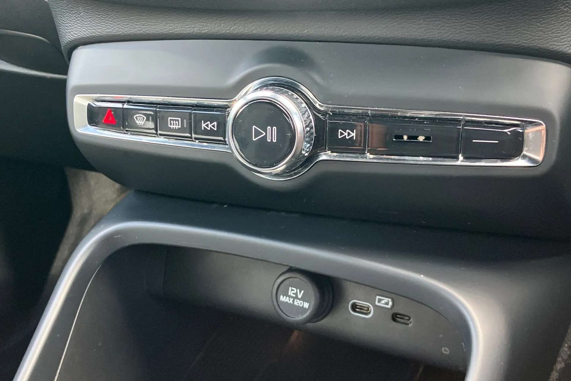 2022 VOLVO XC40 2022 VOLVO XC40