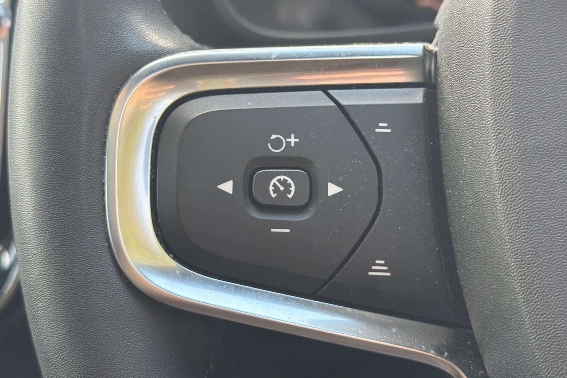2022 VOLVO C40 2022 VOLVO C40