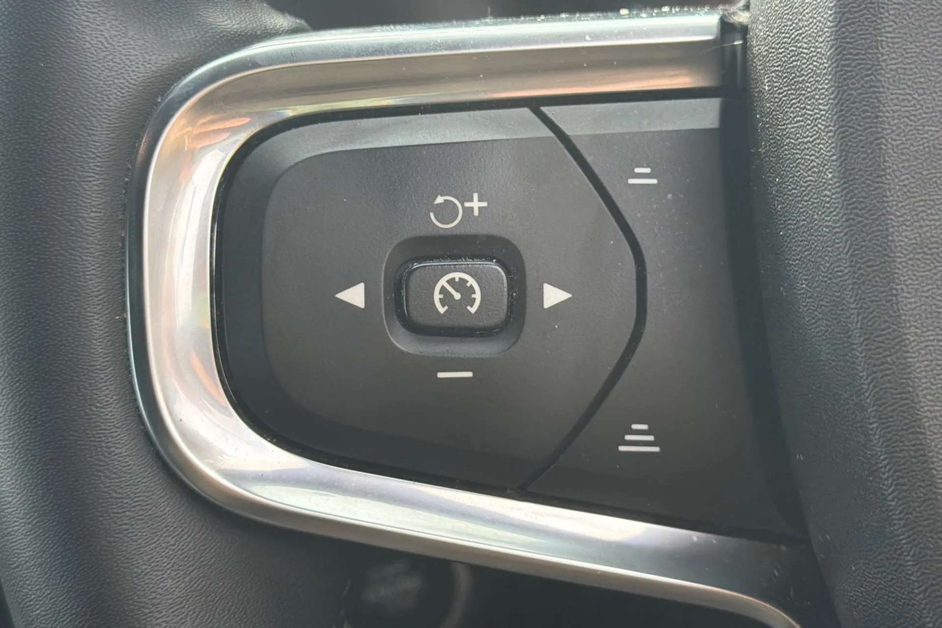 2022 VOLVO XC40 2022 VOLVO XC40