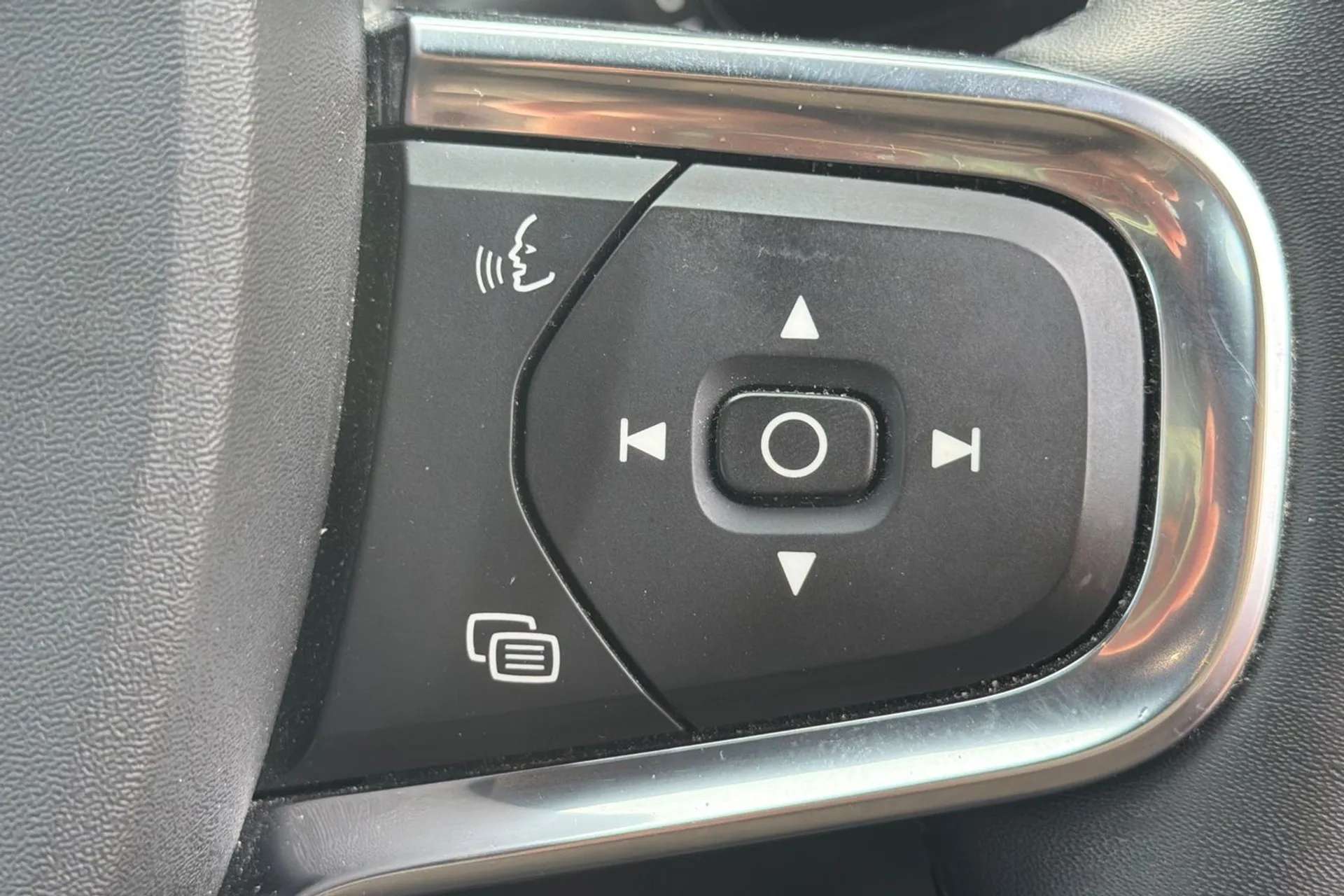 2022 VOLVO XC40 2022 VOLVO XC40