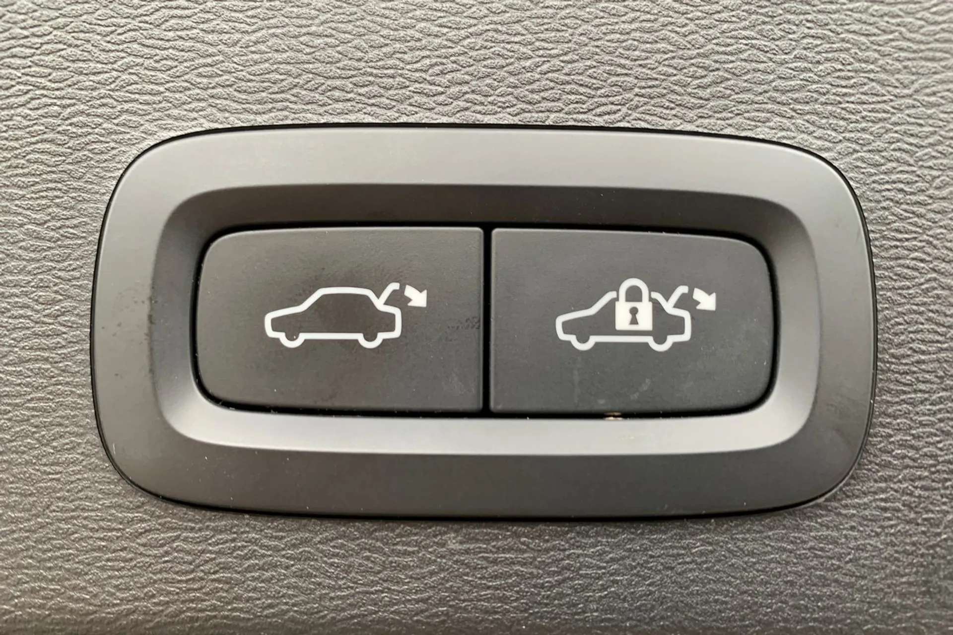 2023 VOLVO XC40 2023 VOLVO XC40