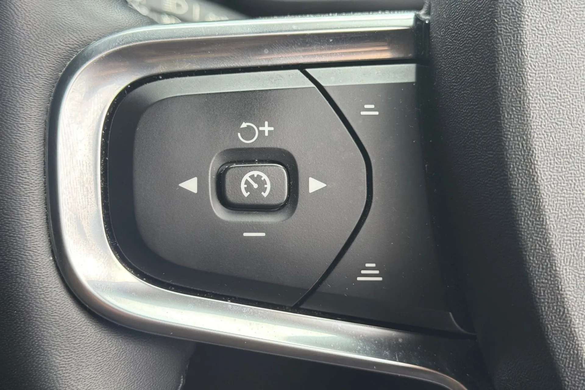 2022 VOLVO XC40 2022 VOLVO XC40