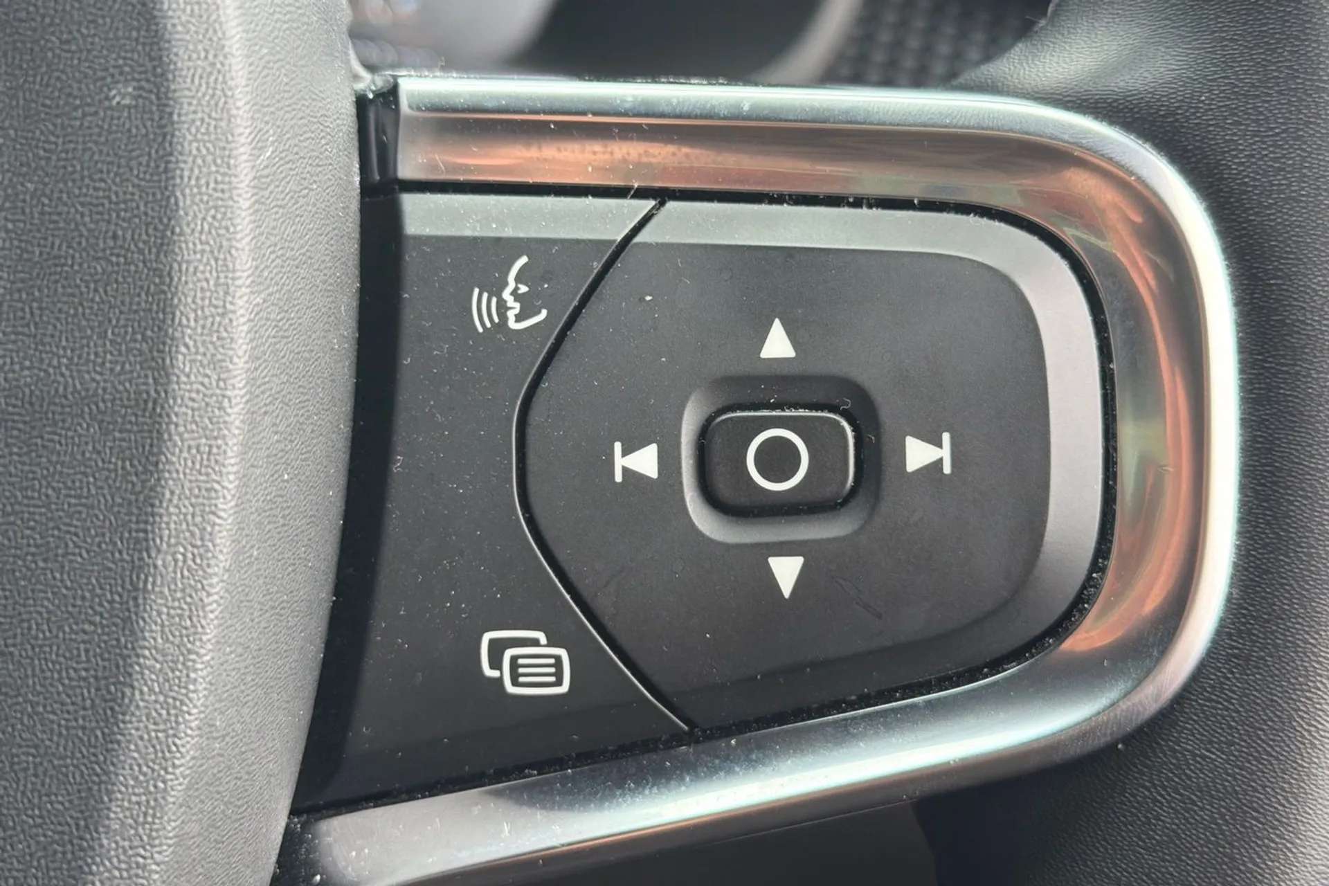 2022 VOLVO XC40 2022 VOLVO XC40
