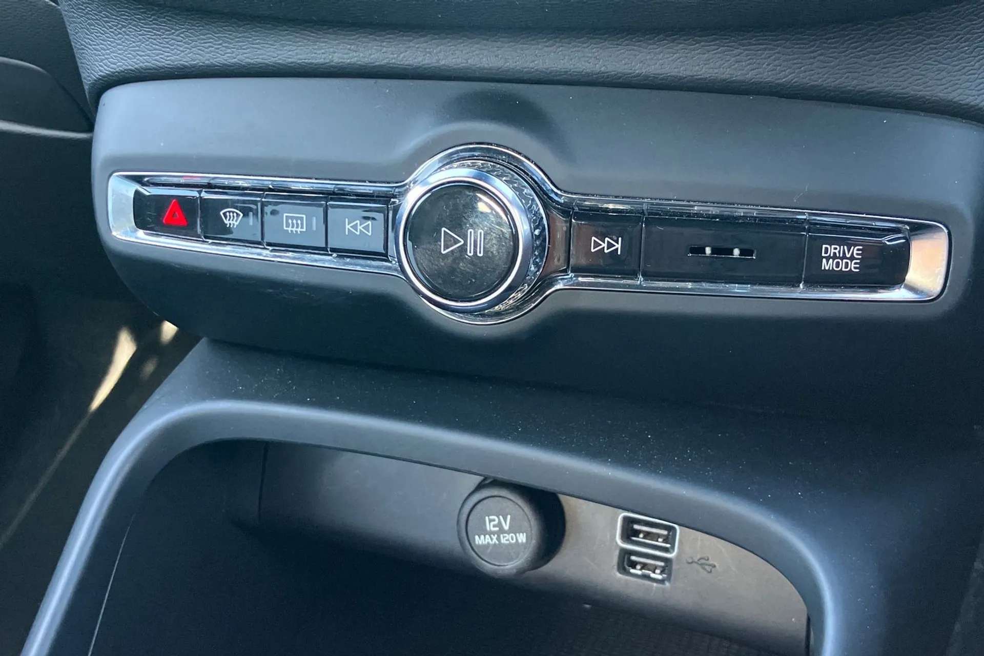 2020 VOLVO XC40 2020 VOLVO XC40