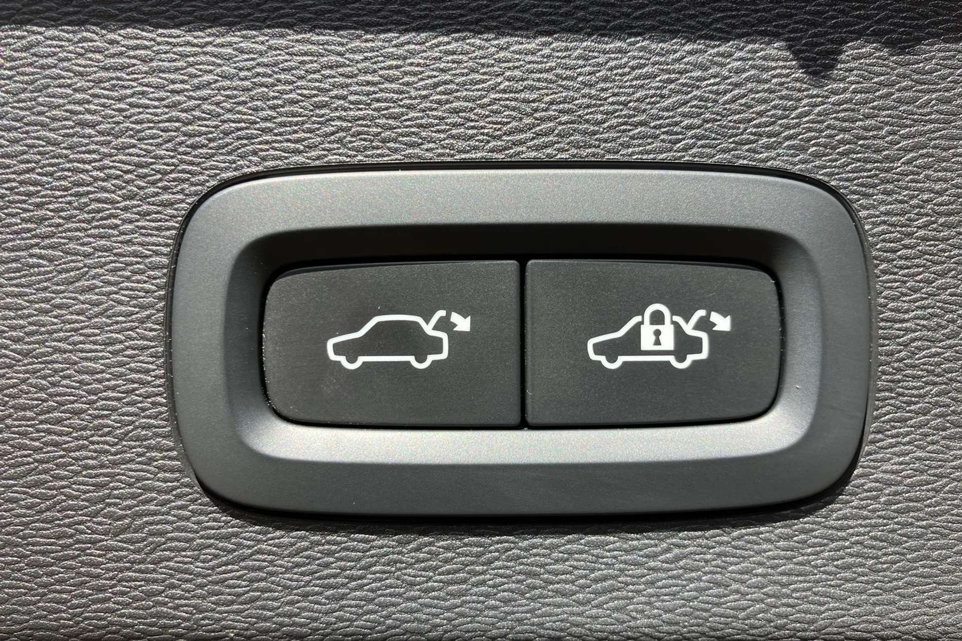 2022 VOLVO C40 2022 VOLVO C40