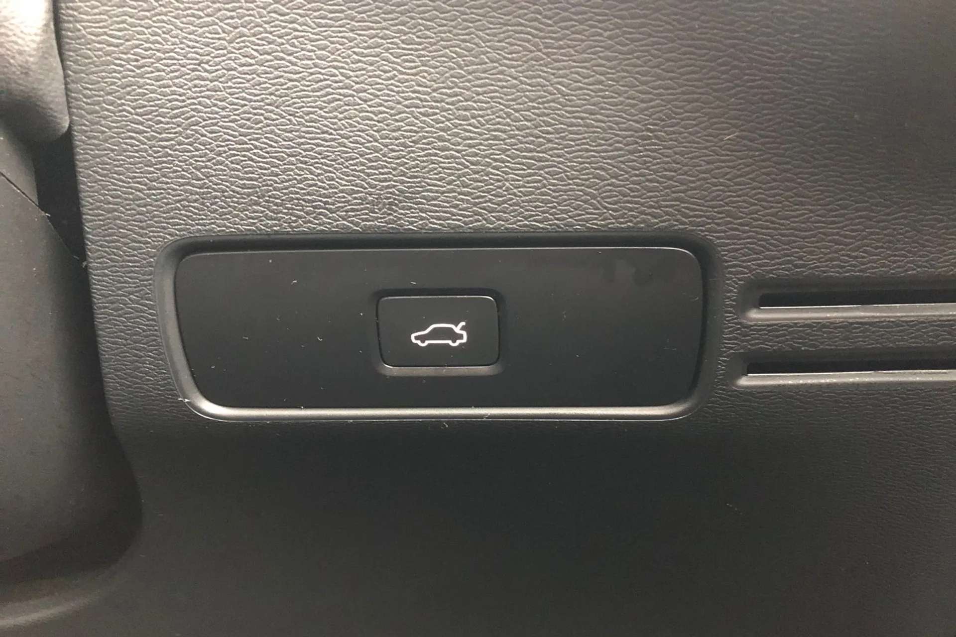 2023 VOLVO XC40 2023 VOLVO XC40