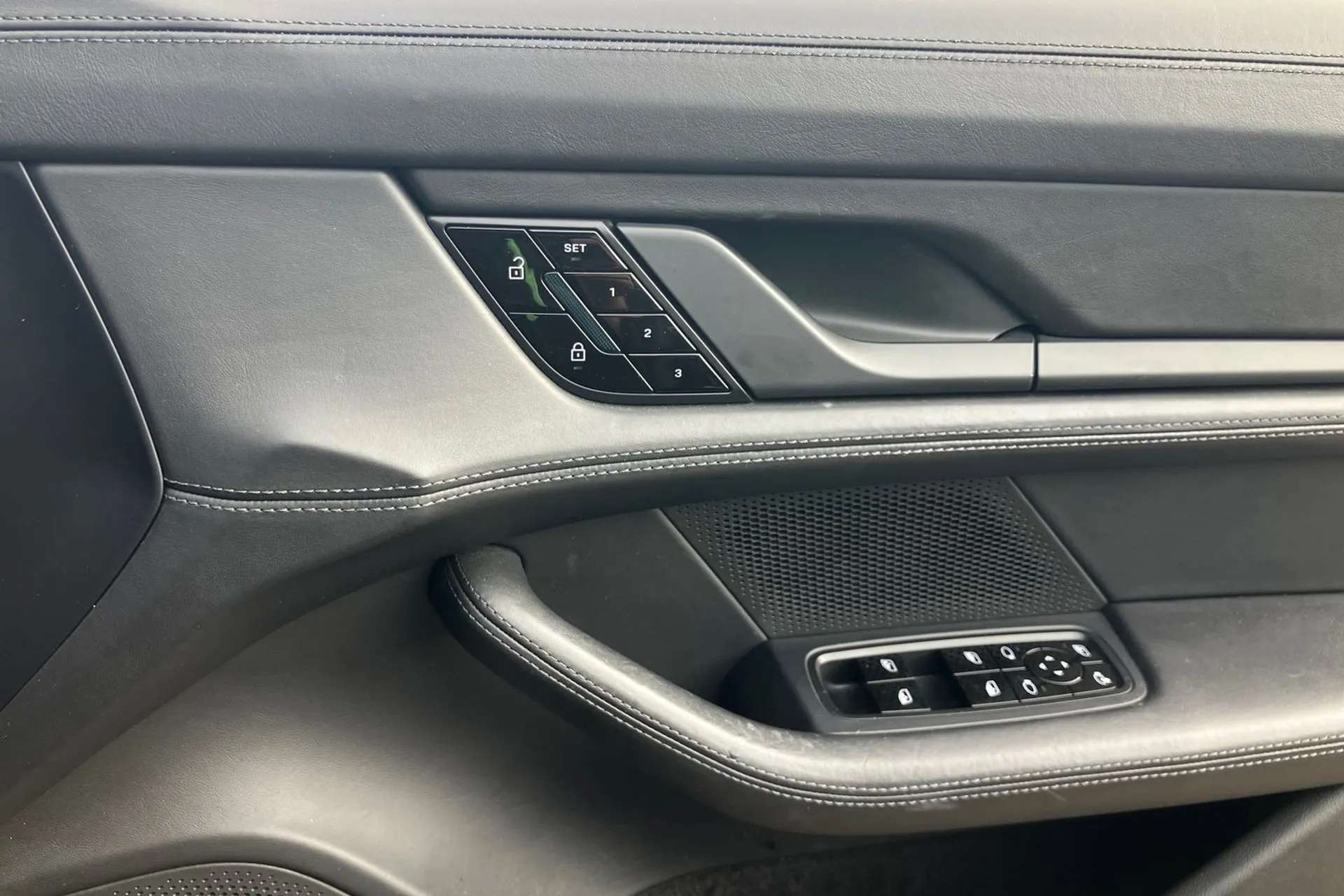 2020 PORSCHE TAYCAN 2020 PORSCHE TAYCAN