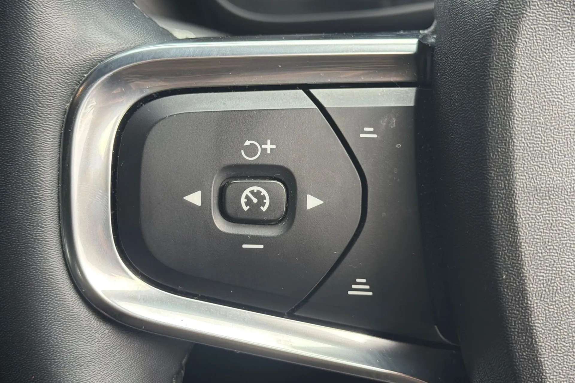 2022 VOLVO XC40 2022 VOLVO XC40