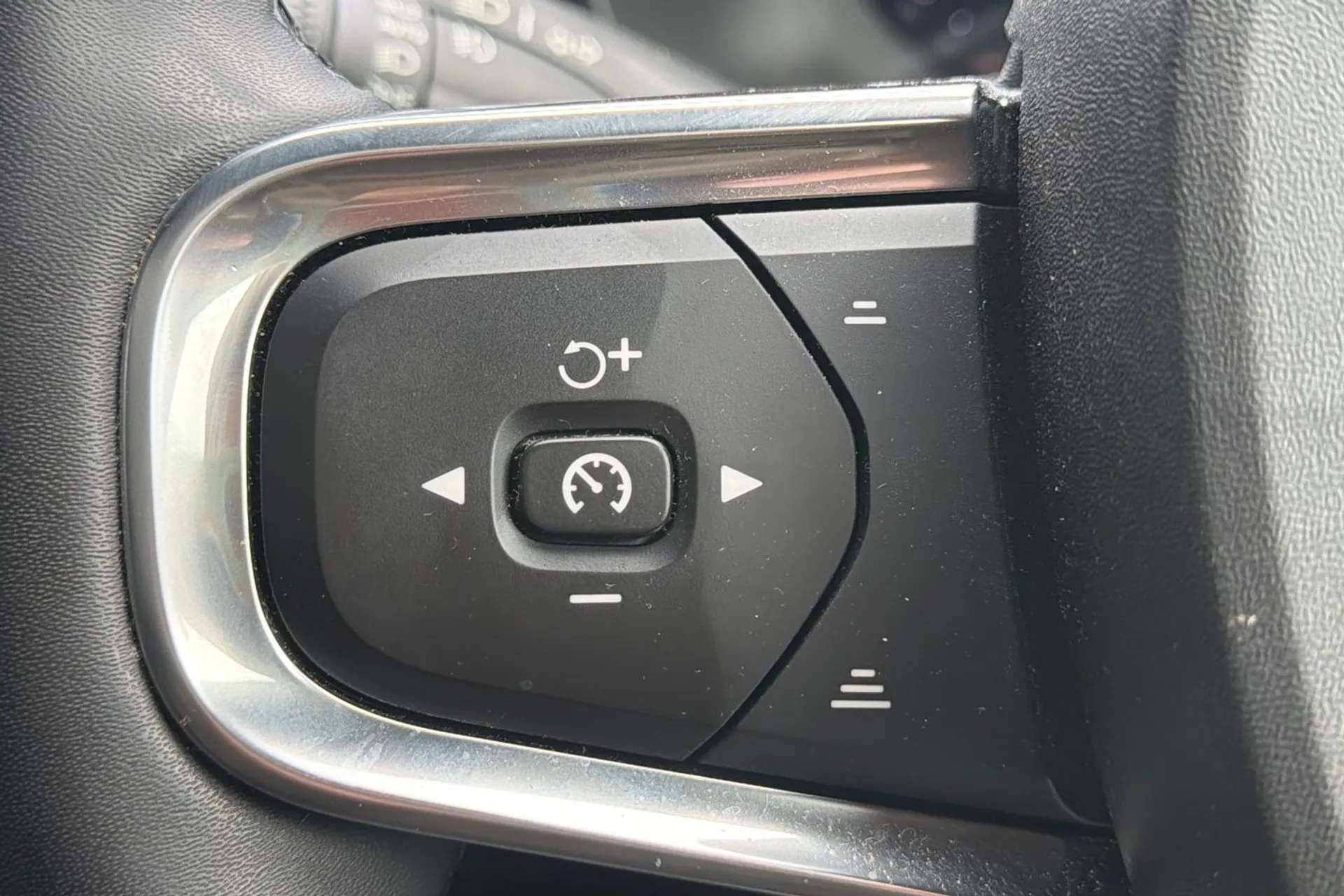 2023 VOLVO C40 2023 VOLVO C40