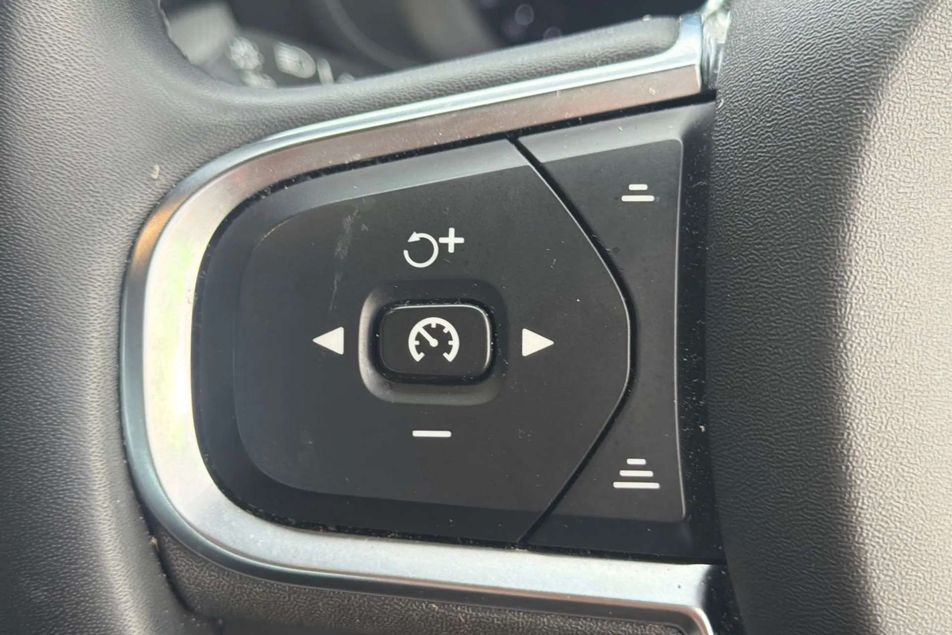 2023 VOLVO XC60 2023 VOLVO XC60