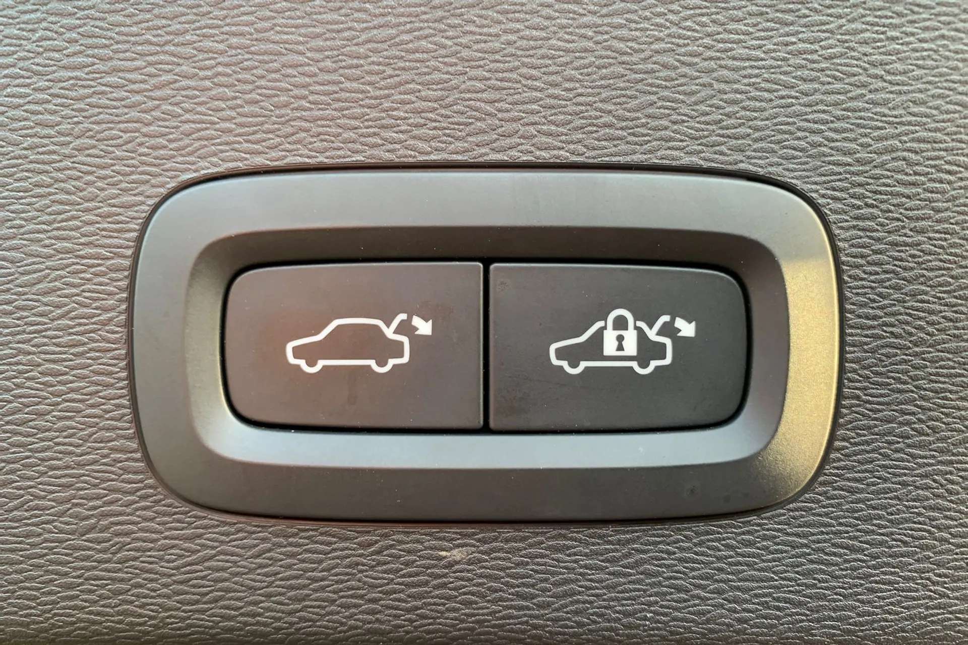 2023 VOLVO C40 2023 VOLVO C40
