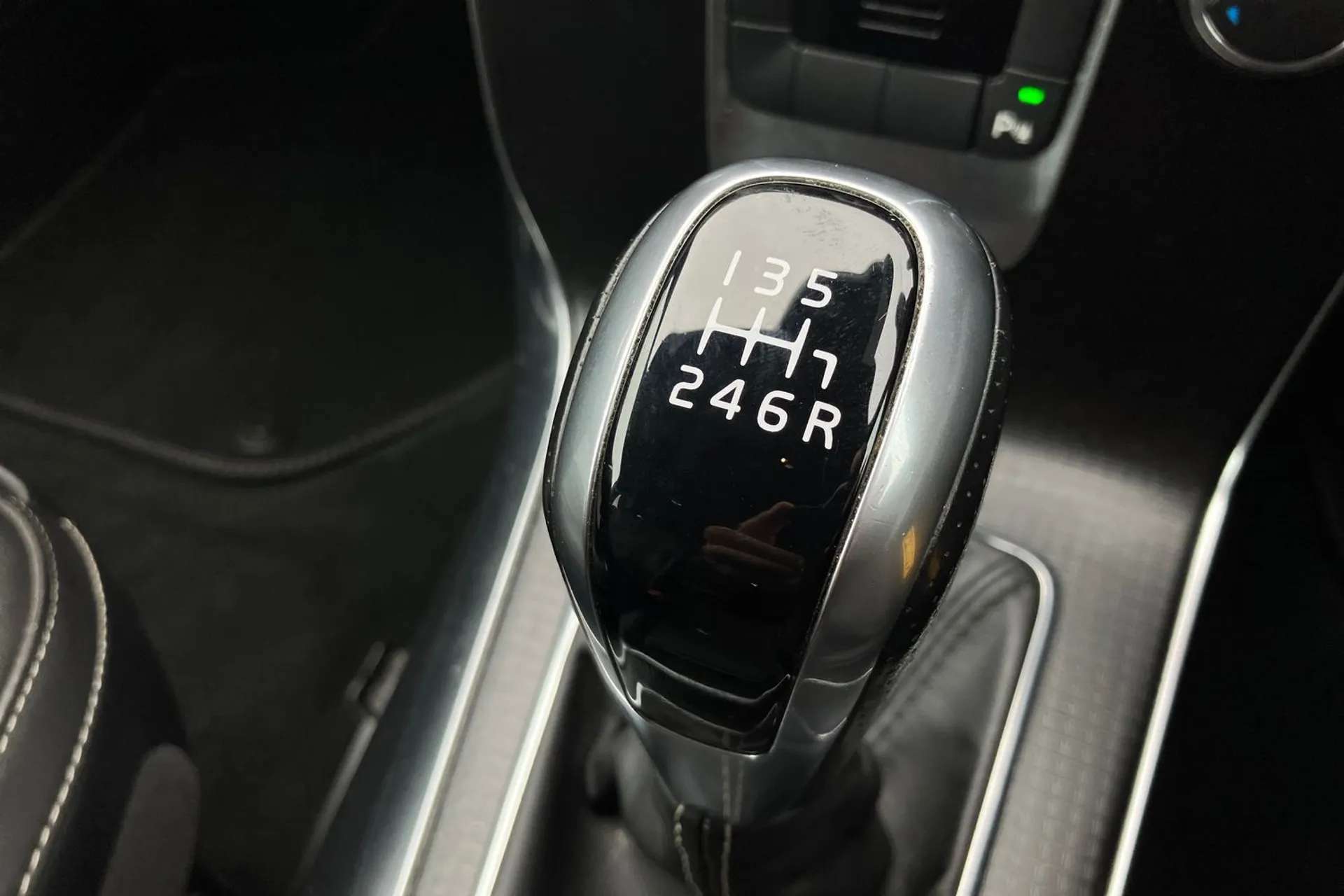 2017 VOLVO V40 2017 VOLVO V40