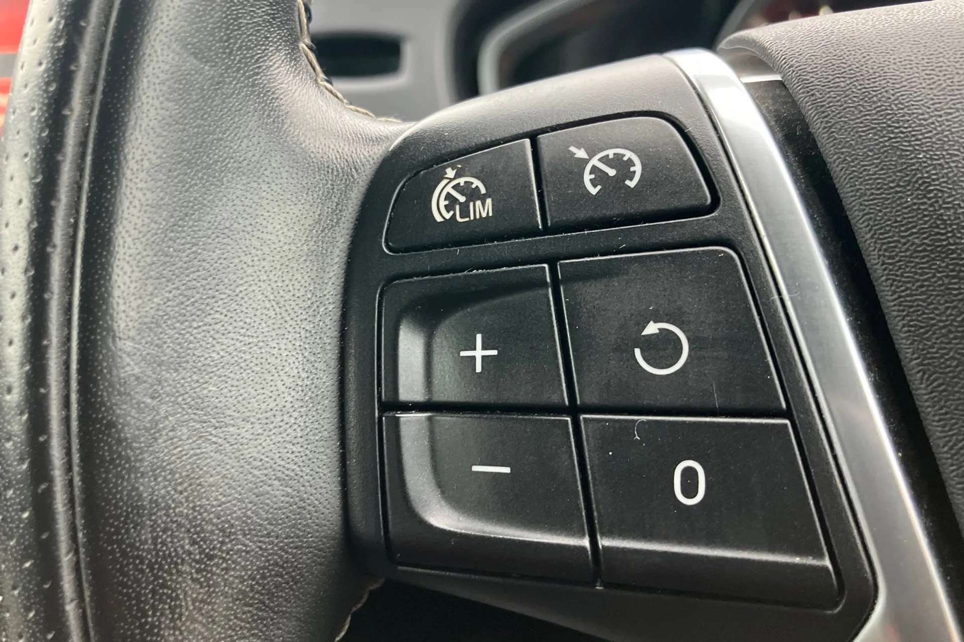 2017 VOLVO V40 2017 VOLVO V40