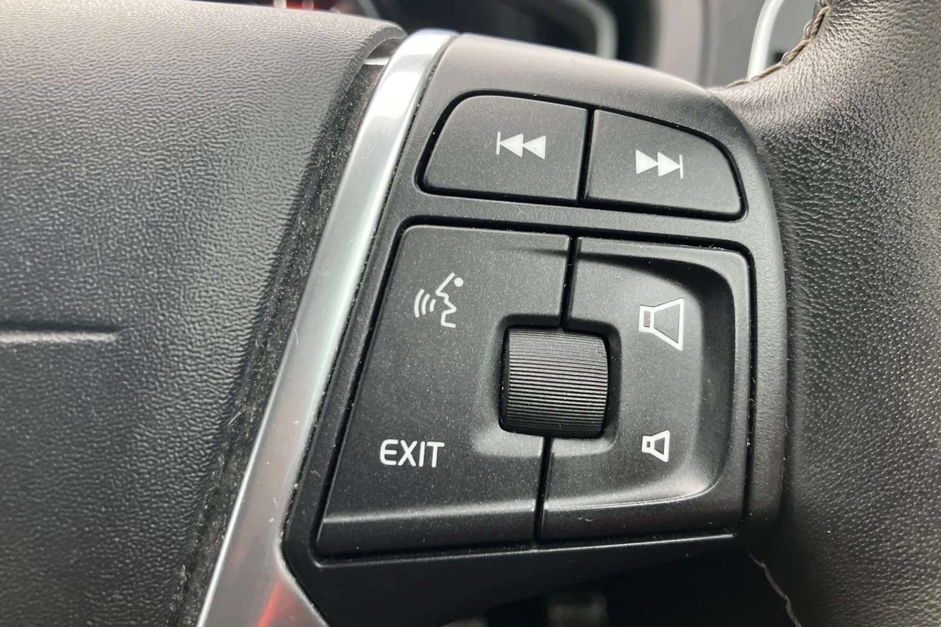 2017 VOLVO V40 2017 VOLVO V40