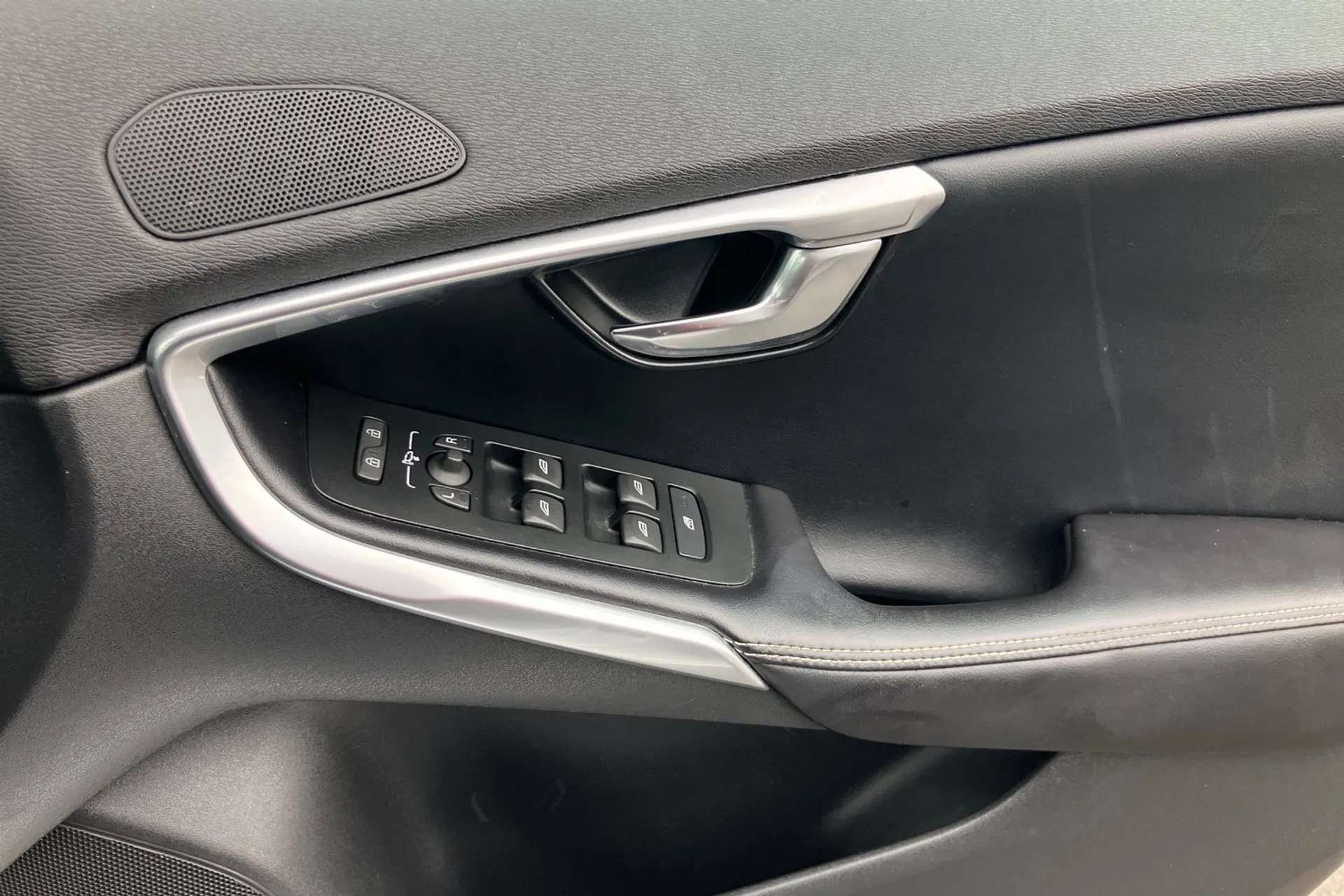 2017 VOLVO V40 2017 VOLVO V40