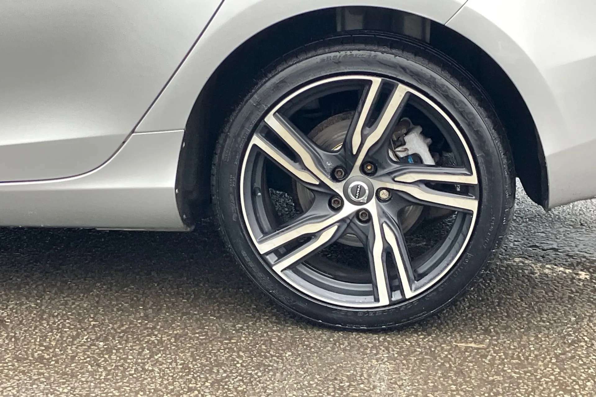2017 VOLVO V40 2017 VOLVO V40