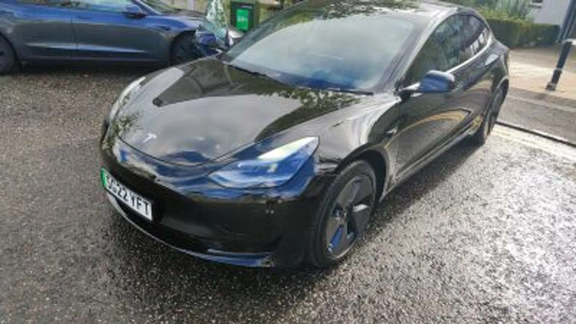 A 2022 TESLA MODEL 3 Standard Plus 4dr Auto [Power lift tailgate, Tesla mobile connector + domestic adapter (British 3-pin) A 2022 TESLA MODEL 3 Standard Plus 4dr Auto [Power lift tailgate, Tesla mobile connector + domestic adapter (British 3-pin)