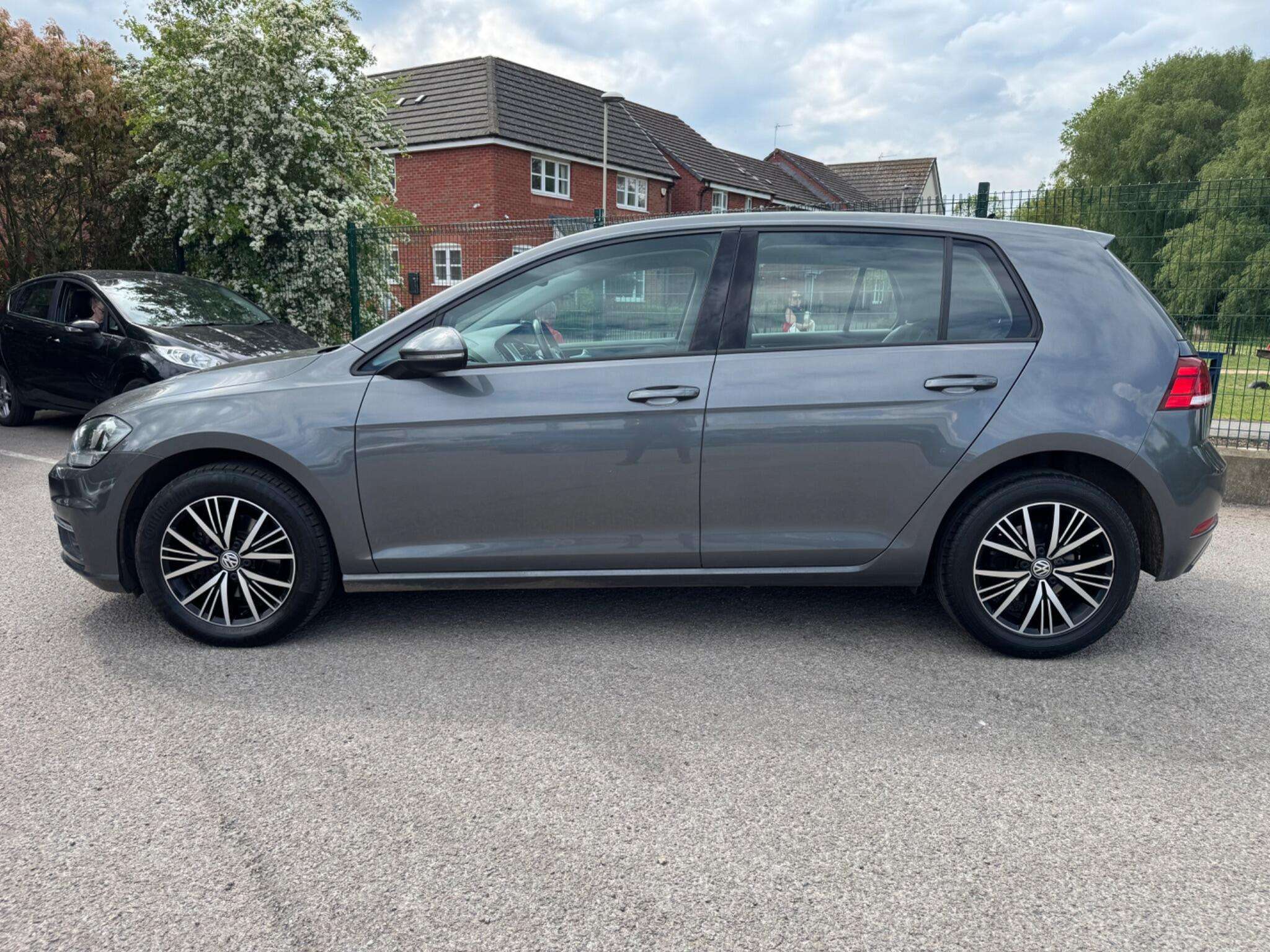 A 2017 VOLKSWAGEN GOLF 1.4 TSI BlueMotion Tech SE Nav DSG Euro 6 (s/s) 5dr A 2017 VOLKSWAGEN GOLF 1.4 TSI BlueMotion Tech SE Nav DSG Euro 6 (s/s) 5dr