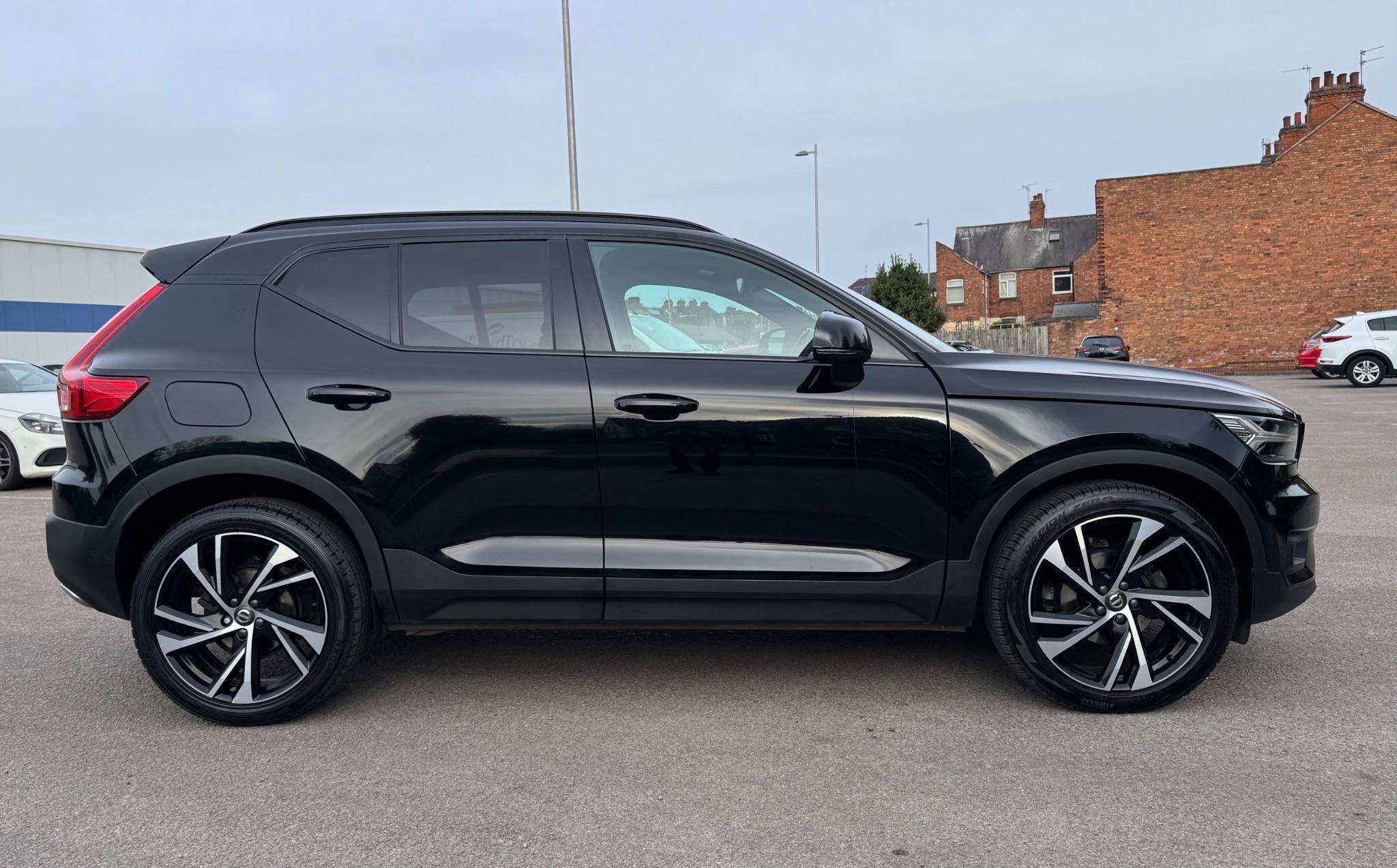 A 2018 VOLVO XC40 2.0 D3 R-Design Pro Auto Euro 6 (s/s) 5dr A 2018 VOLVO XC40 2.0 D3 R-Design Pro Auto Euro 6 (s/s) 5dr